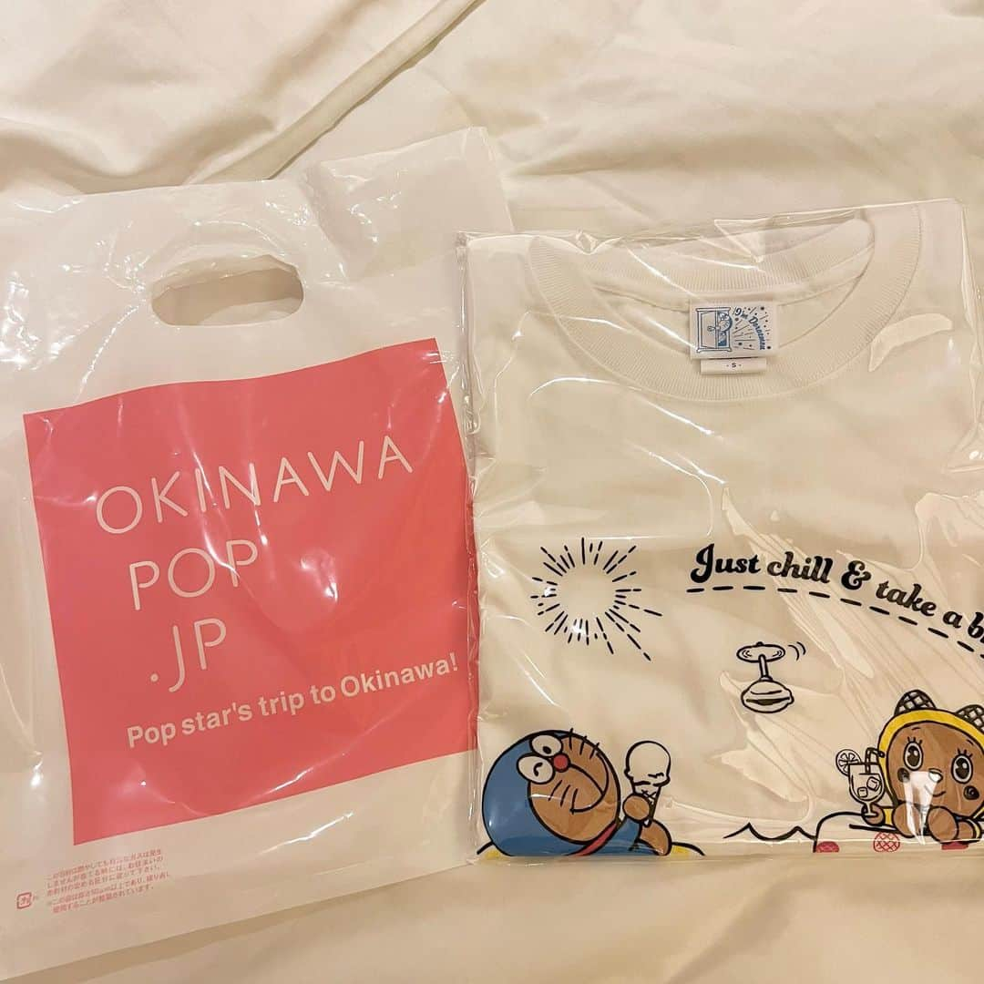 大須賀あみのインスタグラム：「沖縄限定のドラえもんTシャツをゲットしたよ〜🩵  沖縄でバカンスして、日焼けしたドラえもんとドラミちゃんだよ🌻  国際通りにある#okinawapop さんの限定だそうです。 通販もしてないんだよ！  ドラえもんの他にも限定でコラボしてるキャラクター沢山いたので皆さんもぜひ！！  #ドラえもん #沖縄限定 #ドラえもんグッズ」