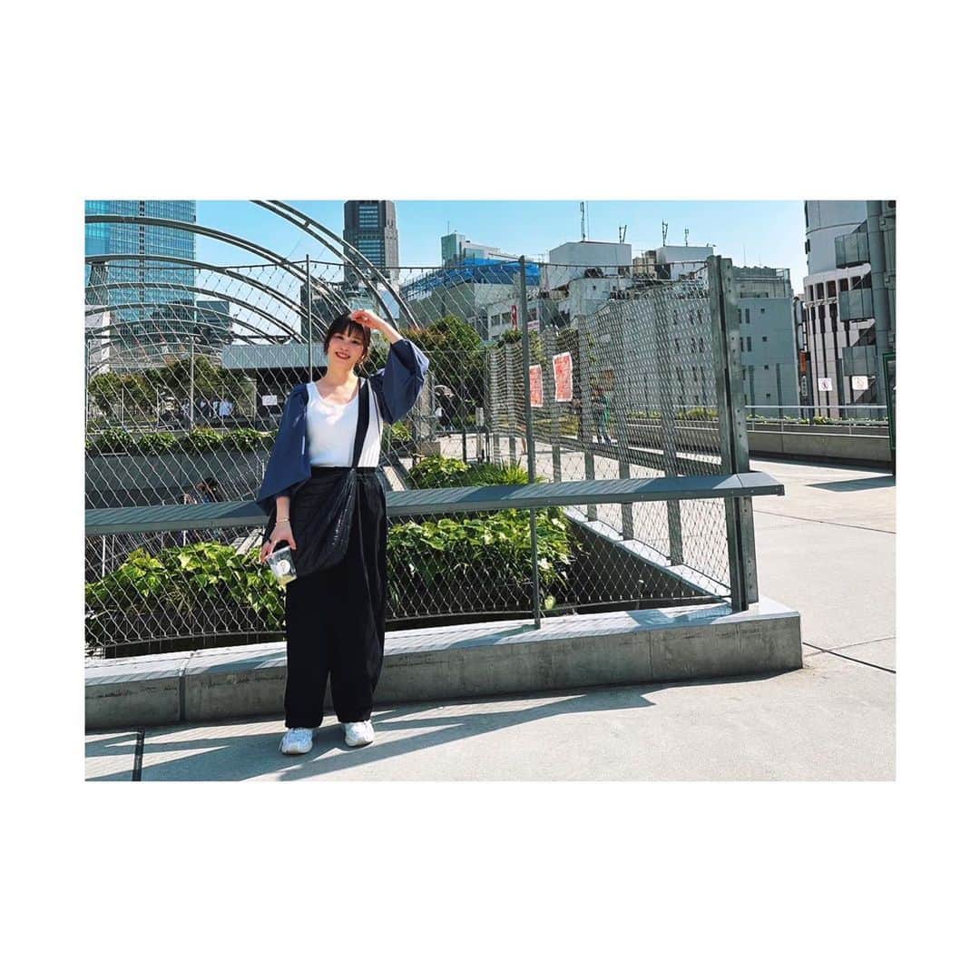 神田莉緒香のインスタグラム：「--- ミヤシタパークが渋谷に出来て それなりの時間が経っていると思うけど 先日初めて行った。 こりゃ気持ちいねえ〜と、 原っぱに座ってレモネードを片手に語らう。 楽しい時間だった。  せがが撮ってくれました🐿🩵 @segawa_ayaka   . #ポーズとは」