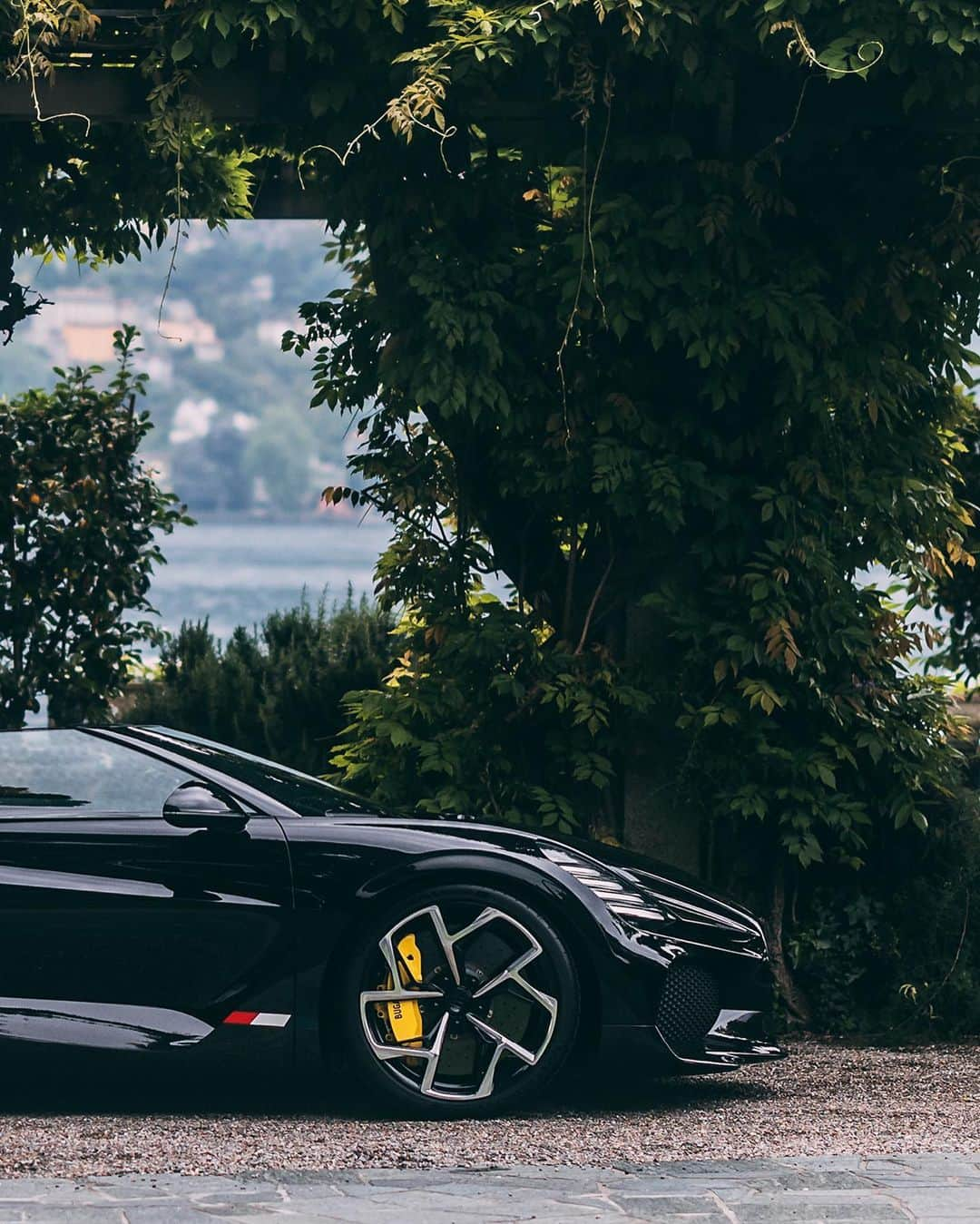 ブガッティさんのインスタグラム写真 - (ブガッティInstagram)「With the picturesque Lake Como providing an idyllic backdrop, BUGATTI connects the classic with the contemporary and the past with the future, showcasing at the world renowned @ConcorsodEleganza_VDE in Italy open top masterpieces.  Continuing to establish a revered BUGATTI legacy at Villa d'Este this weekend is the W16 MISTRAL, the brand’s modern day ultimate roadster, exuding  elegance and performance.  #BUGATTI #ConcorsodEleganza #VilladEste #W16MISTRAL – WLTP: http://bugatti.link/consumption」5月20日 19時05分 - bugatti