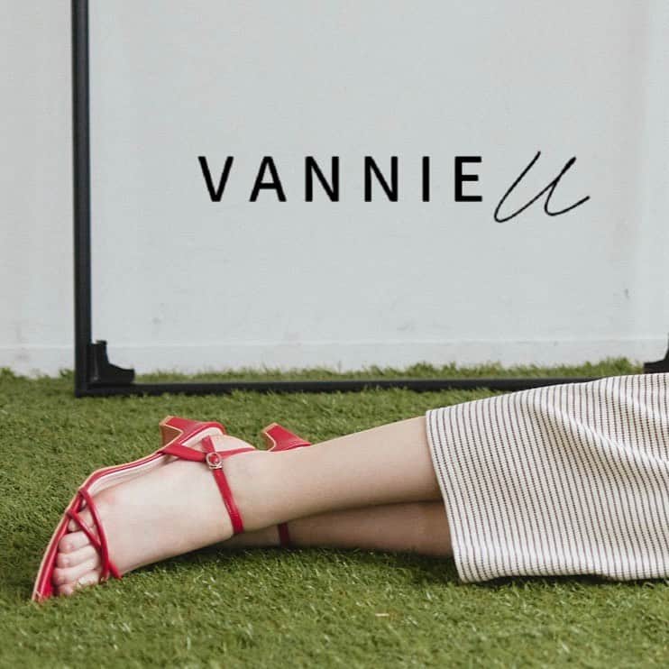 Vannie Officialのインスタグラム：「VANNIE U 2023 summer COLLECTION  vol.02 ⁡ 🏷item ▪︎アメスリボーダーカットワンピース black │ brown │ ¥4,950 tax in  … Design … ・カップ付きで1枚着が叶う ・トレンドのアメスリデザイン ・伸縮性があり着心地抜群◎ ・ボディラインを拾いすぎず程良いフィット感 ・縦長シルエットでスタイルアップ ・カジュアル過ぎない印象のキャシャめボーダー  … Styling … カップ付きなので1枚でさらっと着れる クロップド丈トップスをオンしてレイヤードスタイルや シアーシャツを羽織って ボーダー柄を透かして見せるのもおすすめ キャップやスニーカーで定番カジュアルなアイテム合わせも◎  ━━━━━━━━━━━━━━━━━━━━━  透け感：なし 裏地：なし 厚さ：普通 伸縮性：あり 光沢感：なし  ━━━━━━━━━━━━━━━━━━━━━━ ※詳しくは洗濯タグをご確認ください ⁡ #vannie_u #ヴァニーユー #zozoでしか買えない」