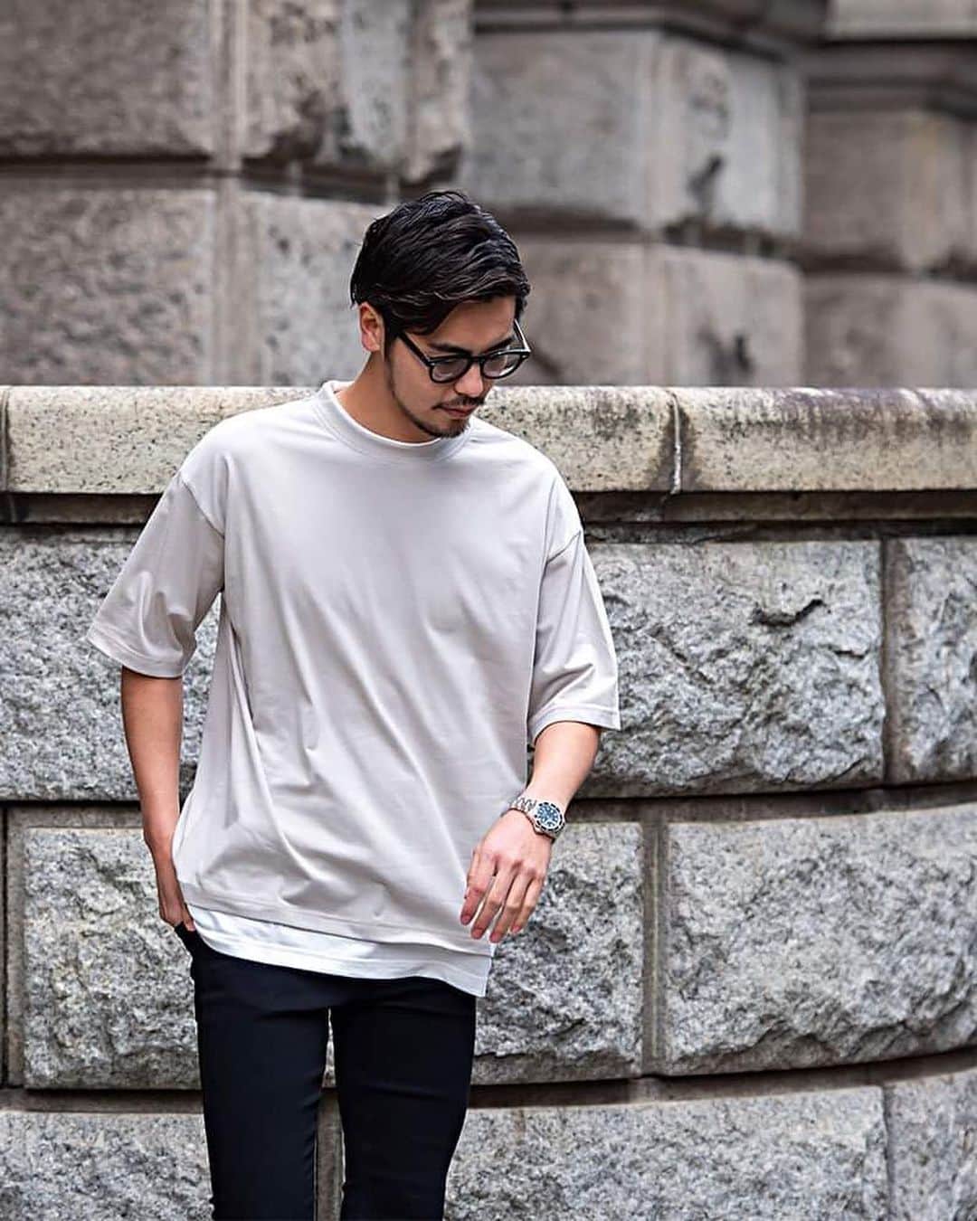 BITTER STORE OFFICIAL Instagramのインスタグラム：「. //レイヤードデザインで手軽なこなれ感を演出！//  重ね着をしているかのようなフェイクレイヤード仕様のTシャツ🙌  長すぎず短すぎない、裾からインナーが程良く見えるように計算しつくされたデザインが魅力です💨  トレンドのビッグシルエットに仕上げることによりこなれ感を生み出します😉  レイヤードしたいけど丈感やシルエット調節が難しく悩んでいる方も多いはず。 そんな悩みを解決できるオススメアイテムです🔥  購入は写真をタップ！ 品番:vitn21-01  #bitter #bitterstore #mensfashion #mensstyle #メンズスタイル #メンズファッション #夏コーデ #夏スタイル #tシャツコーデ #無地t #重ね着 #重ね着コーデ #レイヤードコーデ」