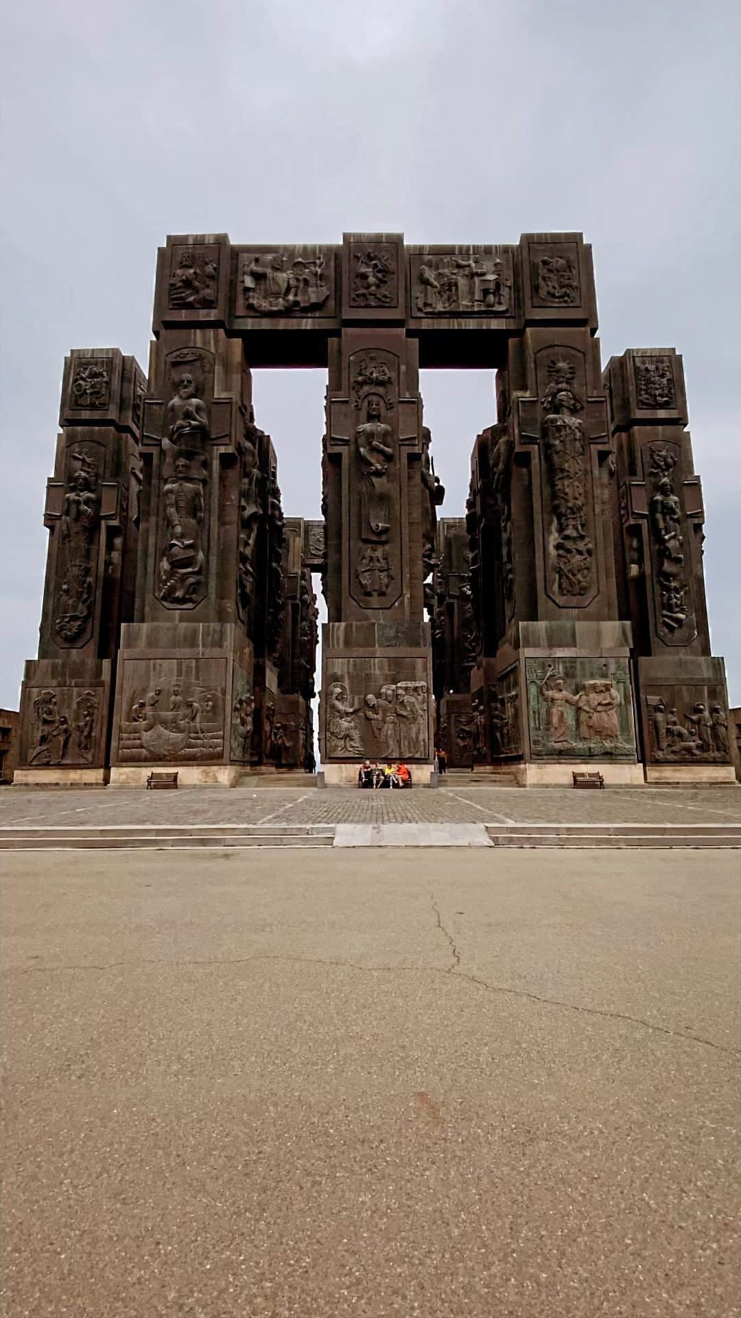 モリス・クヴィテラシヴィリのインスタグラム：「Chronicle of Georgia🇬🇪  #tbilisi #georgia #cityaxel #moriskvitelashvili #nikaegadze」