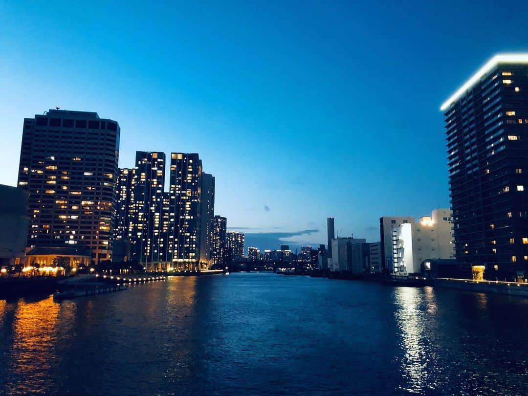田上よしえのインスタグラム：「マジックアワーのお散歩は涼しくて気持ちぇーね🎐」