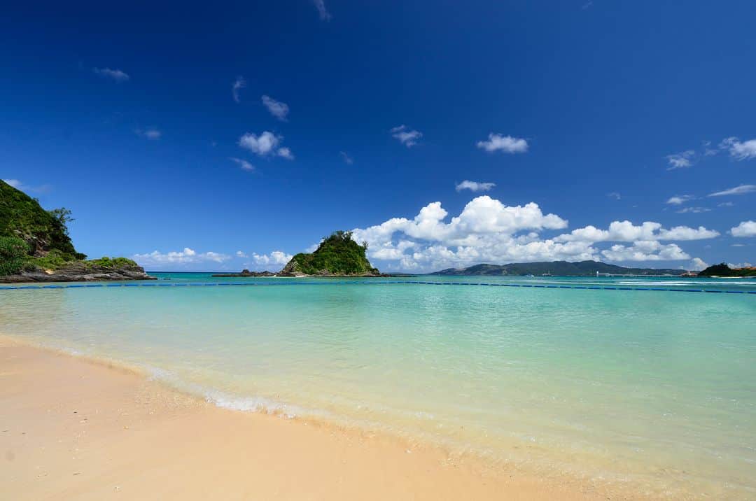 Okinawa Marriott Resort & Spa 【公式】さんのインスタグラム写真 - (Okinawa Marriott Resort & Spa 【公式】Instagram)「「アクアアドベンチャーパス」付き宿泊プランの販売がスタート！  海を思いっきり満喫するなら、 アクアアドベンチャーパス付きの宿泊プランが おすすめです。  ホテルからわずか2分の「かりゆしビーチ」で、 ウォーターランドやドラゴンボートなどの マリンレジャーをお得に体験できます。  さらにスノーケルなどの マリンメニューを特別料金でご提供。 たっぷり海で遊んだ帰りは水着のまま送迎車に乗り込んで、 ホテル内のガーデンプールに直行もOKです。  朝食ブッフェも付いているので、 リゾートステイを心行くまで楽しめます。  プランについて詳しくは、  @okinawa.oriental.hotel プロフィールから ウェブサイトをご確認ください。  The Aqua Adventure Pass is now available as a benefit of an accommodation plan.  We recommend our accommodation plan that includes the Aqua Adventure Pass which gives you access to the waterland and a ride on the dragon boat as well as discounts for other marine activities. A 2-minute ride on our shuttle bus in your swimming suit will bring you back to the hotel to relax in our Garden Pool.  This accommodation plan also includes the breakfast buffet making your resort stay entirely satisfying.  #かりゆしビーチ #かりゆしウォーターランド  #ガーデンプール #沖縄ドラゴンボート #沖縄グラスボート #沖縄 #okinawa #やんばる #yanbaru  #沖縄旅行 #okinawatrip #沖縄観光 #名護  #沖縄大好き #家族旅 #女子旅  #女子旅行 #夫婦旅行 #記念日旅行  #沖縄ホテル #リゾートホテル  #オリエンタルホテル沖縄 #orientalhotelokinawa  #オリエンタルホテル #orientalhotel #ikyu_travel #その物語を美しく」5月20日 19時16分 - okinawa.oriental.hotel