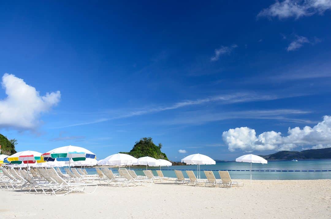 Okinawa Marriott Resort & Spa 【公式】さんのインスタグラム写真 - (Okinawa Marriott Resort & Spa 【公式】Instagram)「「アクアアドベンチャーパス」付き宿泊プランの販売がスタート！  海を思いっきり満喫するなら、 アクアアドベンチャーパス付きの宿泊プランが おすすめです。  ホテルからわずか2分の「かりゆしビーチ」で、 ウォーターランドやドラゴンボートなどの マリンレジャーをお得に体験できます。  さらにスノーケルなどの マリンメニューを特別料金でご提供。 たっぷり海で遊んだ帰りは水着のまま送迎車に乗り込んで、 ホテル内のガーデンプールに直行もOKです。  朝食ブッフェも付いているので、 リゾートステイを心行くまで楽しめます。  プランについて詳しくは、  @okinawa.oriental.hotel プロフィールから ウェブサイトをご確認ください。  The Aqua Adventure Pass is now available as a benefit of an accommodation plan.  We recommend our accommodation plan that includes the Aqua Adventure Pass which gives you access to the waterland and a ride on the dragon boat as well as discounts for other marine activities. A 2-minute ride on our shuttle bus in your swimming suit will bring you back to the hotel to relax in our Garden Pool.  This accommodation plan also includes the breakfast buffet making your resort stay entirely satisfying.  #かりゆしビーチ #かりゆしウォーターランド  #ガーデンプール #沖縄ドラゴンボート #沖縄グラスボート #沖縄 #okinawa #やんばる #yanbaru  #沖縄旅行 #okinawatrip #沖縄観光 #名護  #沖縄大好き #家族旅 #女子旅  #女子旅行 #夫婦旅行 #記念日旅行  #沖縄ホテル #リゾートホテル  #オリエンタルホテル沖縄 #orientalhotelokinawa  #オリエンタルホテル #orientalhotel #ikyu_travel #その物語を美しく」5月20日 19時16分 - okinawa.oriental.hotel