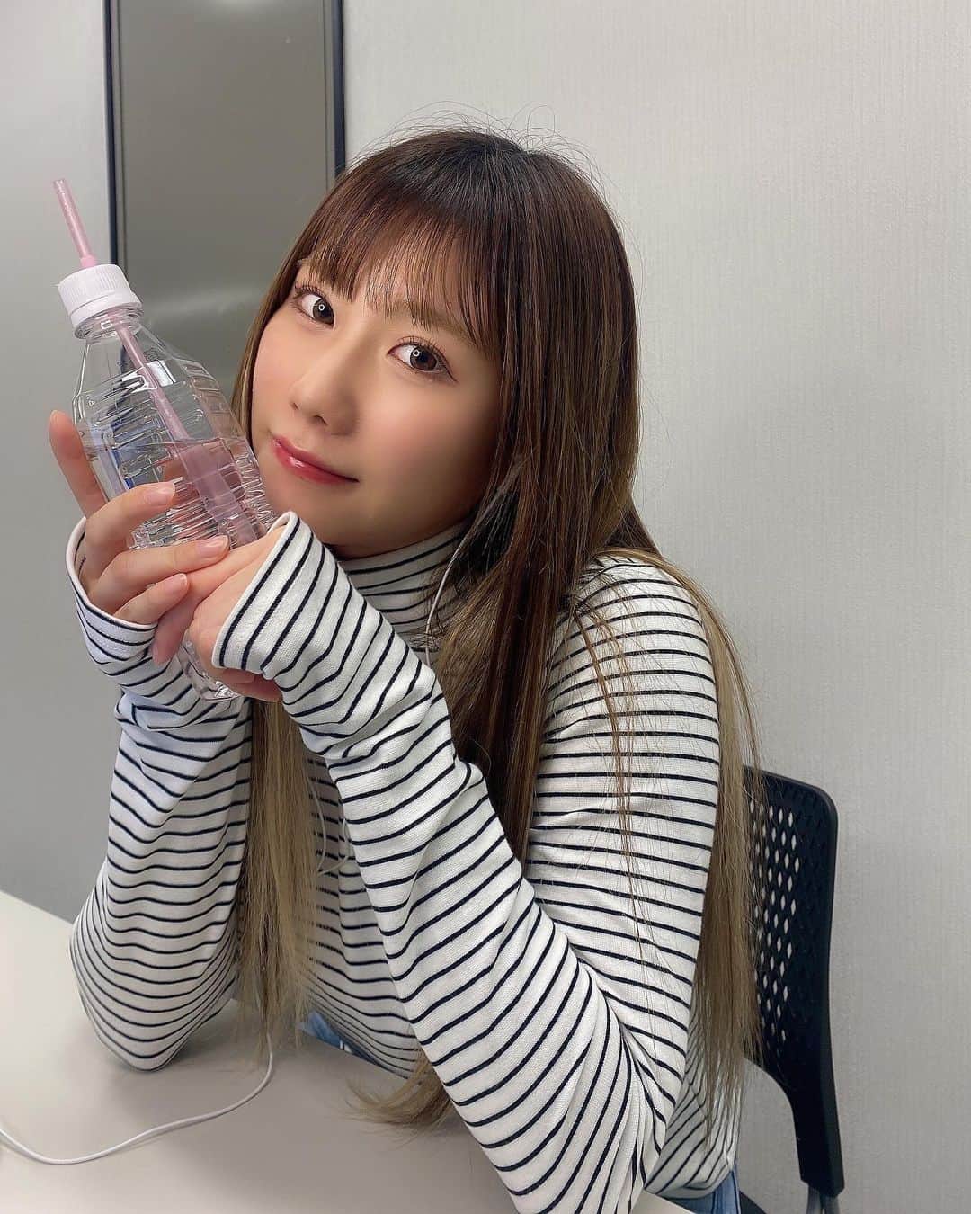 石田優美のインスタグラム：「お水飲むーー？🩵  #水分補給 #大事 #水 #🩵」