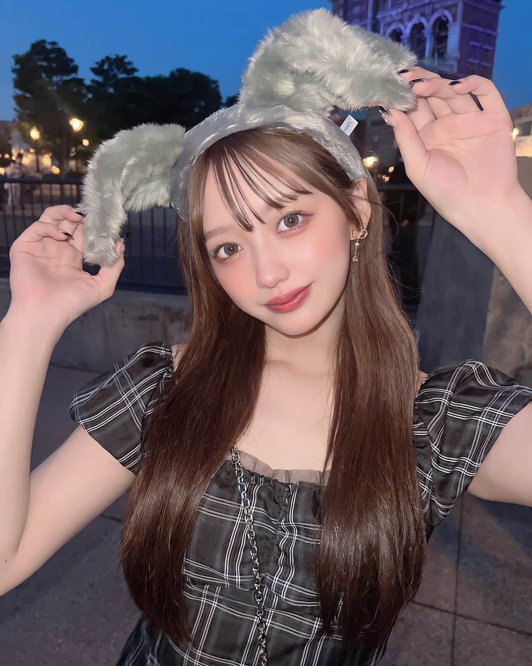 のインスタグラム：「いぬᐡ‎•ﻌ-ᐡ‎ ⁡ ⁡ ⁡ ⁡ ⁡ ⁡ ⁡ ⁡#ディズニー #ディズニーシー #disney #ディズニーコーデ  #エクステ #ミルクティーベージュ #韓国メイク#fashion #portrait #selfie #随手拍 #網美 #셀카 #패션 #데이트」