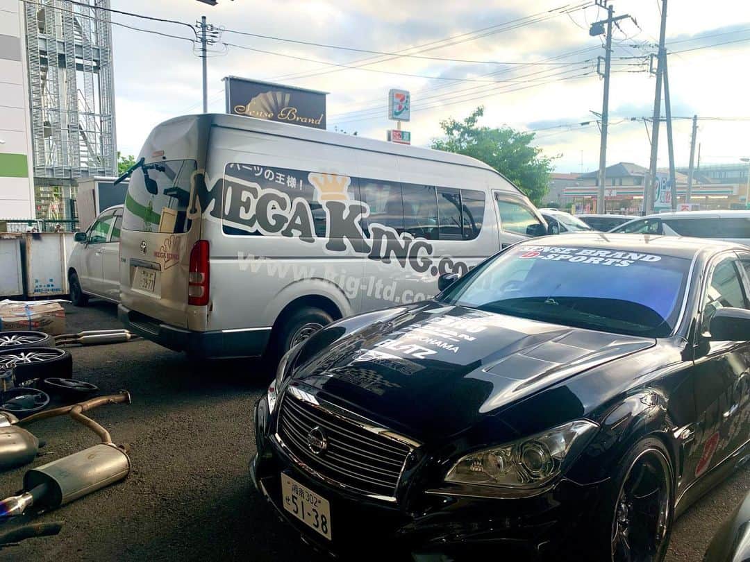 メガキングドットコム ｂy ＫＩＧのインスタグラム：「*  今日は、遠い大阪から、 パーツの王様！MEGAKING.comさんが、来てくれました😊  突然のご来店でしたが、 たくさん買取っていただき、 なんだか初めて会った気がしないくらい楽しくお話しさせていただきました✨  ありがとうございます❣️  また来てね〜😗💕  #メガキングドットコム知らんの #megaking  #sensebrand #センスブランド #sensebranddsports #ワンオフマフラー #マフラー12本出し #クラウン #クラウン200系  #クラウンアスリート #fuga #フーガ #ドリフトフーガ #atドリフト #セダンドリフト #drift #vipcar  #vipcardrift #vドリ #vipdrift」