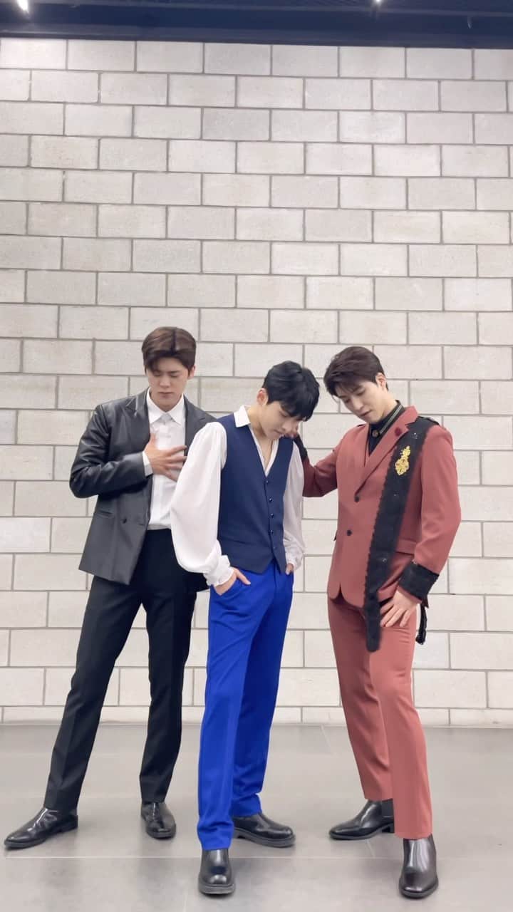 キム・ソンリのインスタグラム：「지현아, 이래도 나 춤 못추니,,? 옆에 재수씨는,,,🤔 왼쪽부터 #깜빡이킨못난놈 #짧은고추가맵다는놈 #아픈손가락인놈  #많관부 !🙏」