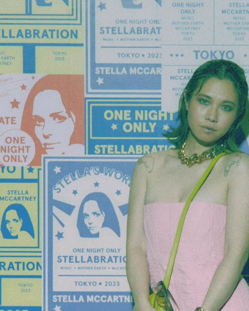 LISACHRISのインスタグラム：「as a vegetaria, it was such an honor  to wurk with a brand like STELLA🖤 vegan, sustainable, organix but still so sexi if ur against the war, just stop killing animals, stop eating animals ok.  and maybe cut ur ridiculous nails plz💀  #changethehistory  @stellamccartney」
