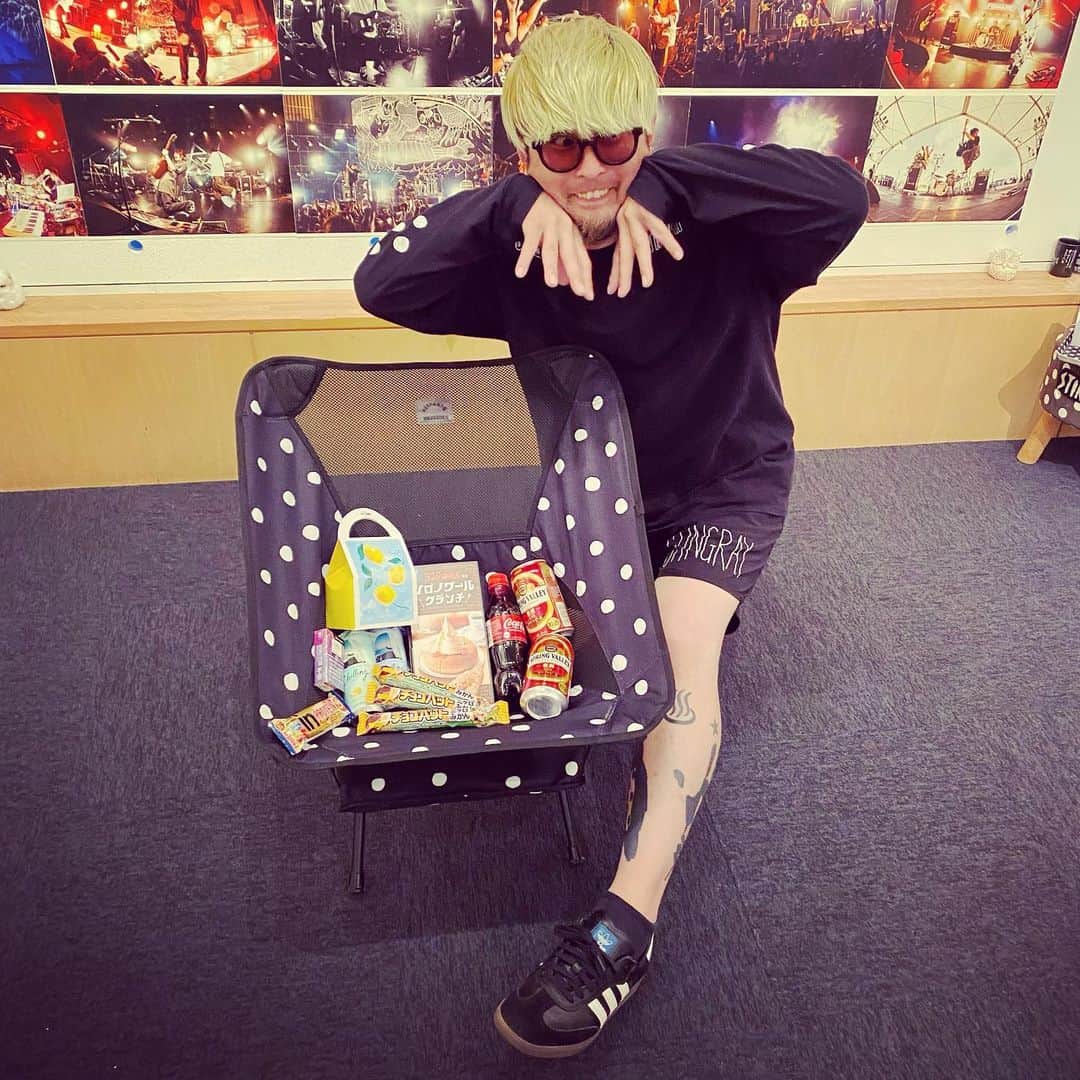 のインスタグラム：「【名古屋サウシュー写真展&STINGRAY終了】 4日目無事に終了！ありがとうございました！明日は最終日！12-17時で 白川公園近くのアートスペースA-1(名古屋市中区栄1丁目24-28)にて！僕はずっと居ます！今年から16バンド展示にパワーアップ！STINGRAY新作もリリース！差し入れありがとうございました！  #ストリートファッション #ドット #水玉  #ドット柄 #dot #サウシュー#stingray  #サウシュー　#oneokrock  #ストレイテナー #プッシュプルポット　#633 #androp #thebackhorn #ビレッジマンズストア　 #thepillows  #ren #frontierbackyard #dopingpanda  #hawaiian6  #thebawdies #thebandapart #fomare #nothingscarvedinstone #soundshooter #写真展 #photoexhibition #livephoto #landscapephotography」