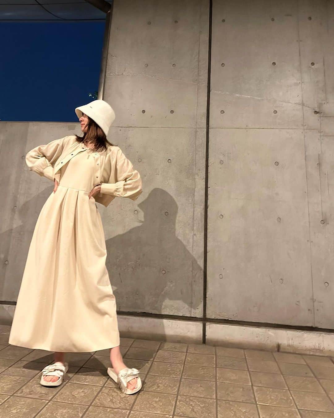 杉枝真結のインスタグラム：「☺︎ ライトベージュのニットワンピとブルゾン！ 同系色コーデは、より女性らしい印象になる気がする！！ シルエットが綺麗なのとシアー素材の抜け感が可愛い :)  今の時期、昼間は暑いけど、夜の肌寒さにも活躍◎ ラストは、ノースリーブでも撮ってみたパターンだよ〜  ホワイトのバケットハットは、お友達とお揃い♡ 新大久保で買ったよー！使い勝手抜群の優秀アイテム。  ONE PIECE、CARDIGAN / @titivatejp HAT / no brand SANDAL / #FENTY #PUMA by #Rihanna  #titivate #ティティベイト #titivatestyle #タイアップ #タックニットワンピース #シアーカーディガンブルゾン #大人カジュアル #春コーデ #トレンドコーデ #骨格ナチュラル #ブルベコーデ #ブルべ夏」