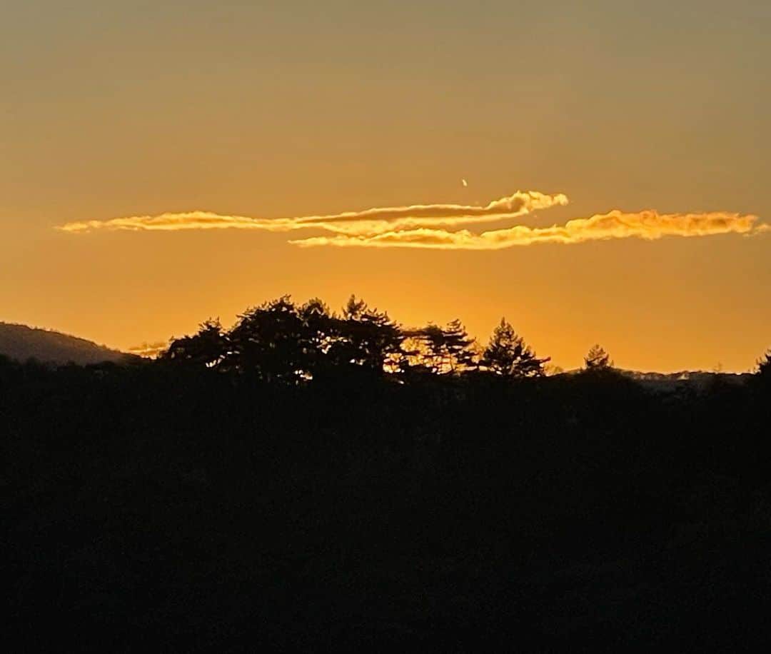 橋本志穂さんのインスタグラム写真 - (橋本志穂Instagram)「私の好きな 山の家から望む景色。。  雲が龍神様みたいでしょ。  マジックアワーに ぼーっと空を眺めているのが幸せ。  これは2022年の10月の空。  #絶景 #マジックアワー #美しい景色  #夕焼け」5月20日 19時25分 - shihohashimoto3