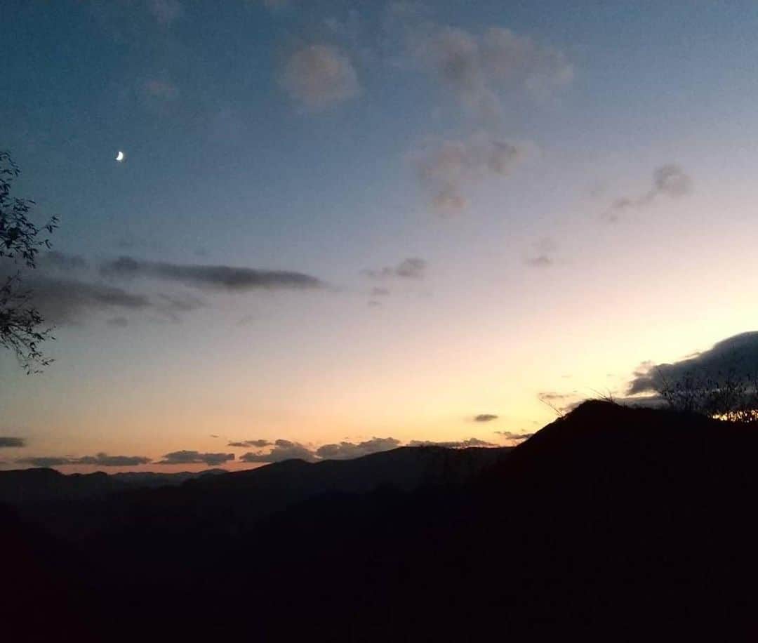 橋本志穂さんのインスタグラム写真 - (橋本志穂Instagram)「私の好きな 山の家から望む景色。。  雲が龍神様みたいでしょ。  マジックアワーに ぼーっと空を眺めているのが幸せ。  これは2022年の10月の空。  #絶景 #マジックアワー #美しい景色  #夕焼け」5月20日 19時25分 - shihohashimoto3