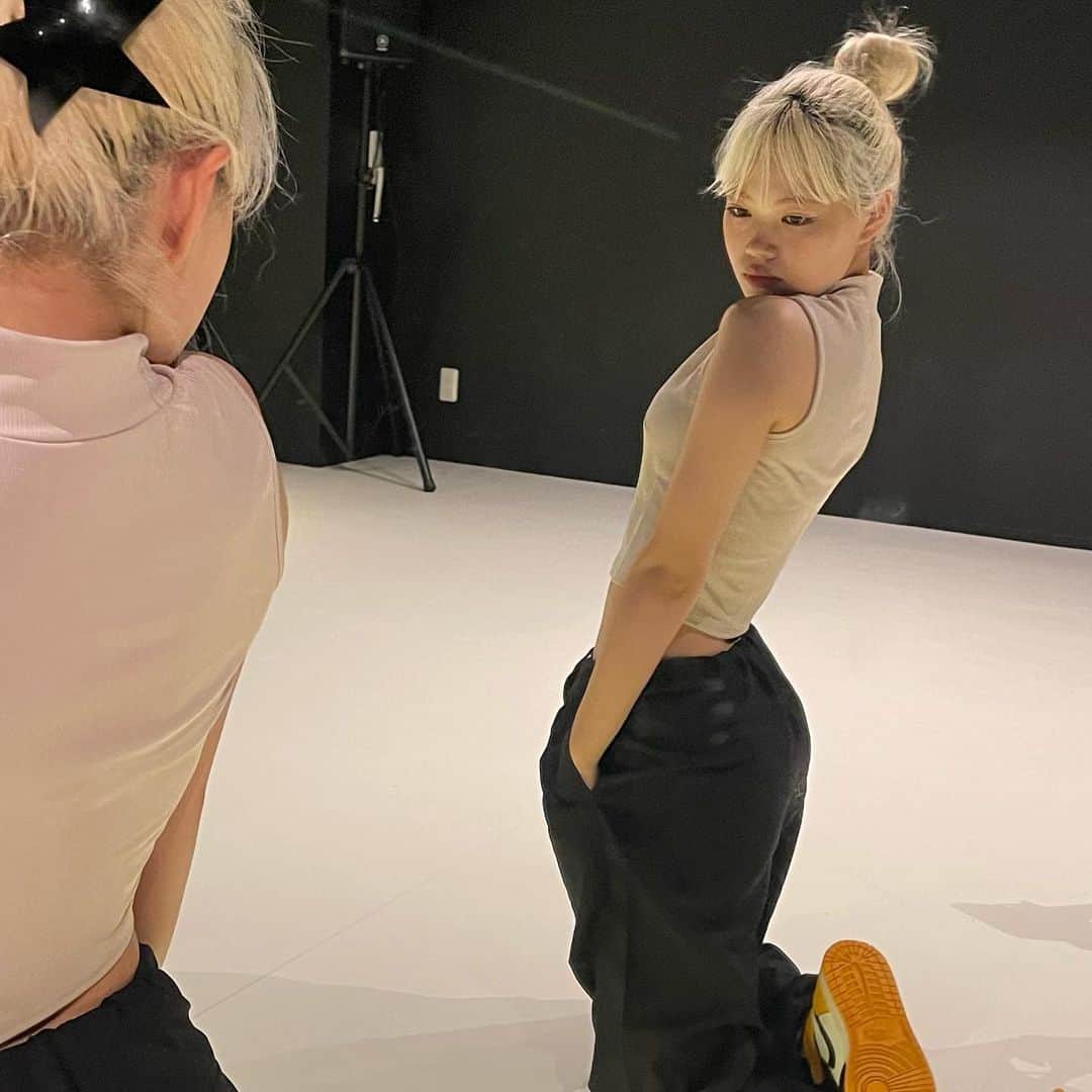 川端結愛のインスタグラム：「秘密のdance show㊙️👩‍👩‍👧🖤🤣」