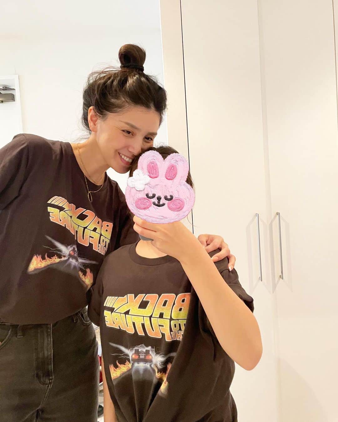 吉原珠央さんのインスタグラム写真 - (吉原珠央Instagram)「お揃いのTシャツを着てみました♫  ロゴは"Back to the Future"なんですよー。1985年に公開された映画で、私はそのころ9歳！  もしその時代に少しでも戻れたら…なんて考えると、面白いですよね。  そんな土曜日のランチは、ベジタリアンバーガー（きのこたっぷりなのですが、揚げ物なのでカロリー高めです）と、おやつのシナボン。  うっ、重たい笑笑　  でもしっかり完食！  皆さま、リラックスな週末をお過ごしくださいますように✨  #backtothefuture  #土曜日 #お揃い  #お揃いコーデ  #shakeshack  #おやつタイム #ゴールドネックレス #puratokyo」5月20日 19時27分 - tamaoyoshihara