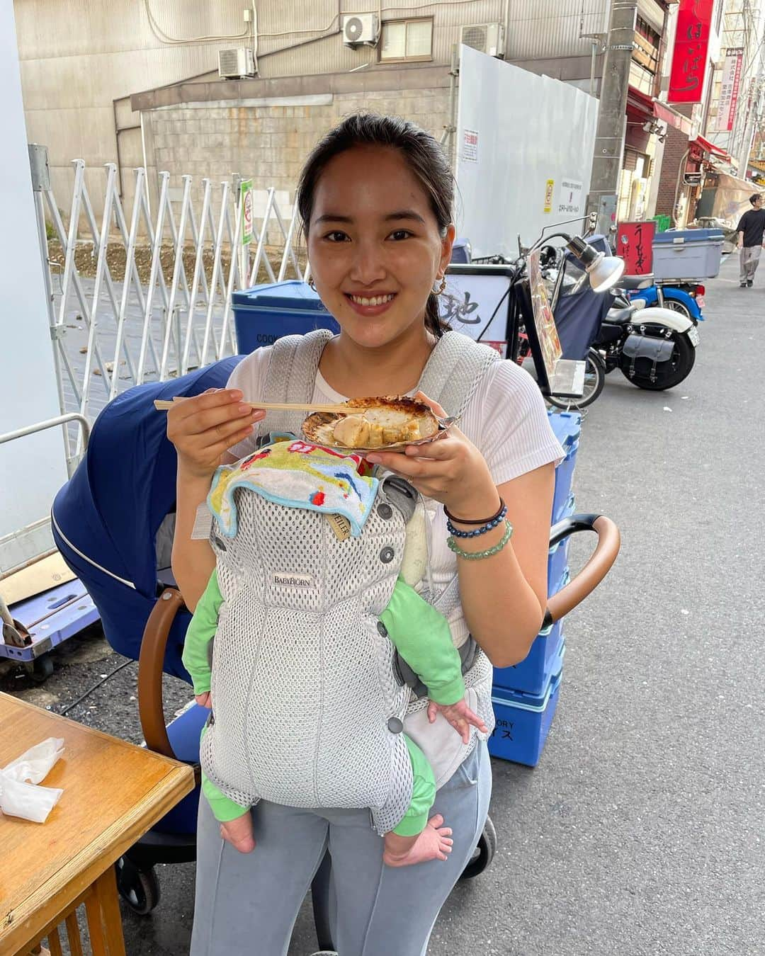 奥山春香さんのインスタグラム写真 - (奥山春香Instagram)「今日は浜離宮公園散歩してお抹茶飲んで築地市場まで歩いて帆立食べた🐙  めっちゃ歩いたと思ってヘルスケアみたらベビーカーにiPhone入れてたから全くカウントされてなくてあれーってなった🐙🐙  ストッケのベビーカー上取り外してレストランとか入れるからめっちゃ便利💙」5月20日 19時27分 - corvetteharuka