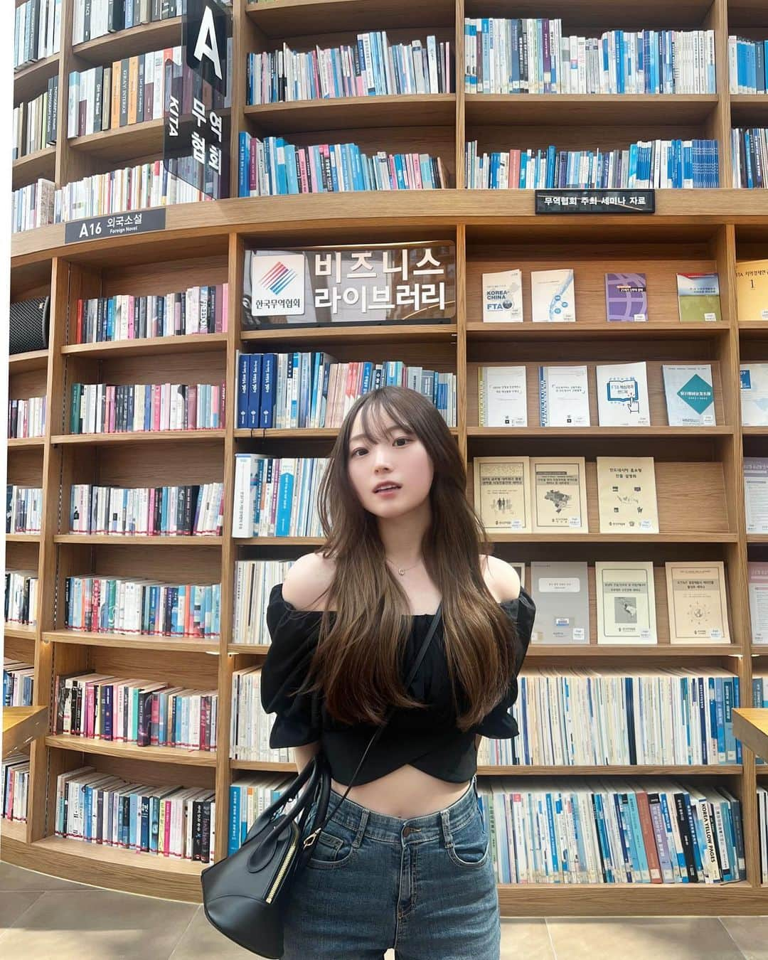 ゆうなさんのインスタグラム写真 - (ゆうなInstagram)「별마당도서관に行ってきたよ🥹本読むのめちゃ好き」5月20日 19時37分 - unaunayuuna