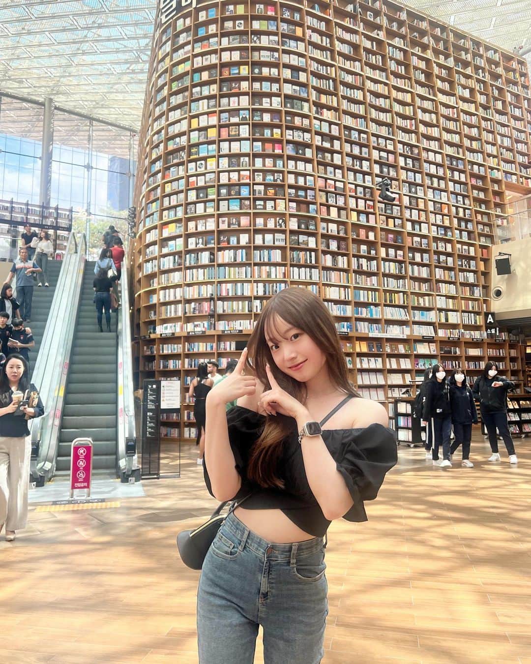 ゆうなのインスタグラム：「별마당도서관に行ってきたよ🥹本読むのめちゃ好き」