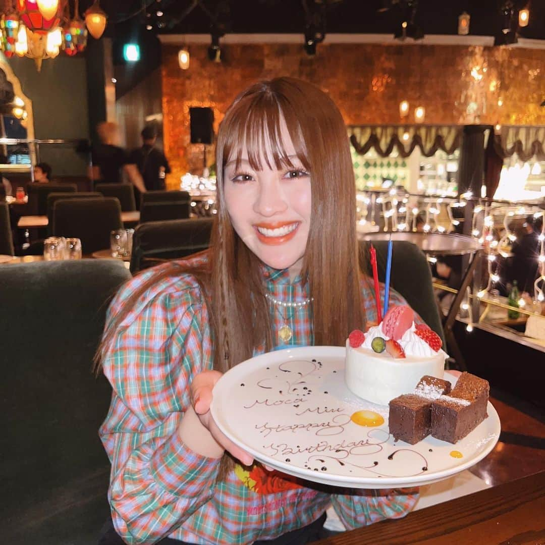 moca さんのインスタグラム写真 - (moca Instagram)「Miu&Moca合同誕生日会🎂 (開催したの4月、笑) (投稿するの遅すぎな私達🥵) (ついこないだも会った笑) ⁡ 誕生日プレゼントに悩んだり、 お店どうする、どうするって言いながら決めたり、 考える時間からわくわく😂💓 ⁡ お店では、音楽流れてバースデープレートを 持ってきて貰うのは恥ずかしいから、 しれっとで大丈夫ですと伝える私達でした。笑」5月20日 19時32分 - moca_lol