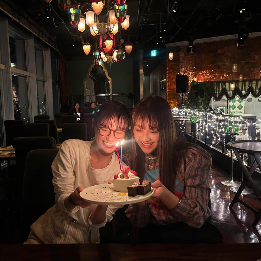 moca さんのインスタグラム写真 - (moca Instagram)「Miu&Moca合同誕生日会🎂 (開催したの4月、笑) (投稿するの遅すぎな私達🥵) (ついこないだも会った笑) ⁡ 誕生日プレゼントに悩んだり、 お店どうする、どうするって言いながら決めたり、 考える時間からわくわく😂💓 ⁡ お店では、音楽流れてバースデープレートを 持ってきて貰うのは恥ずかしいから、 しれっとで大丈夫ですと伝える私達でした。笑」5月20日 19時32分 - moca_lol