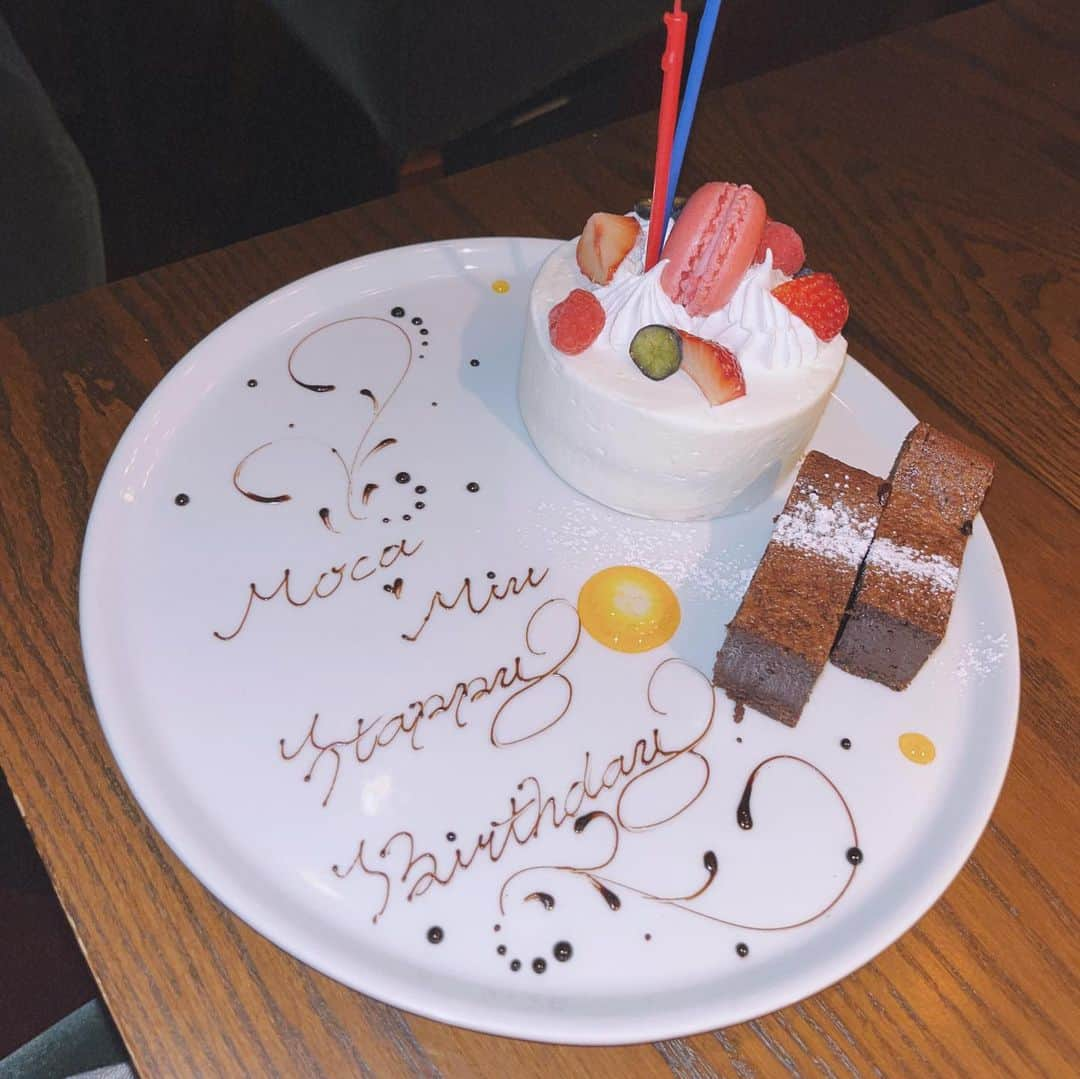 moca さんのインスタグラム写真 - (moca Instagram)「Miu&Moca合同誕生日会🎂 (開催したの4月、笑) (投稿するの遅すぎな私達🥵) (ついこないだも会った笑) ⁡ 誕生日プレゼントに悩んだり、 お店どうする、どうするって言いながら決めたり、 考える時間からわくわく😂💓 ⁡ お店では、音楽流れてバースデープレートを 持ってきて貰うのは恥ずかしいから、 しれっとで大丈夫ですと伝える私達でした。笑」5月20日 19時32分 - moca_lol