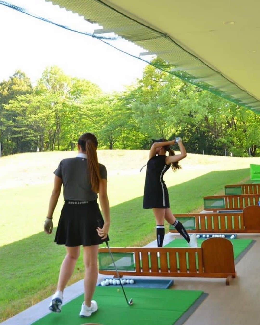 とくさきさんのインスタグラム写真 - (とくさきInstagram)「紫塚ゴルフ倶楽部の練習場にて💕⛳️ @yuu1115yuu の練習を眺めつつ、私もちょくちょくアプローチ練習をしてました✨😌 . ほんと練習環境が整ってる上に、アカデミーもあるって最高❤️ 1年前のちょうど今頃、私もこのアカデミーで1時間くらいレッスンしてもらってたのを思い出した🥺 .  #ゴルフ#ゴルフ女子#golf#golfgirl#golfswing#ゴルフスイング#sports#スポーツ#スポーツ女子#골프#골프여자#尔夫球#高尔夫#ゴルフウェア#golfwear#紫塚ゴルフ倶楽部」5月20日 19時33分 - tokusaki_golf