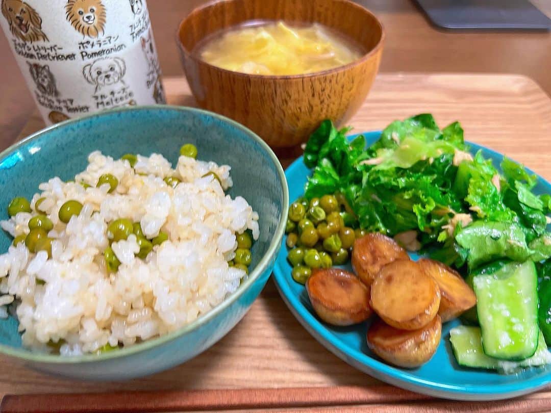 のインスタグラム：「最近また料理が楽しい👩🏻‍🍳 グリンピース煮が好きだから 豆ご飯にしました♡  あとは残り物野菜で レタスのレモンサラダ 塩麹漬け胡瓜 ミニじゃがの甘辛煮 キャベツとしめじのお味噌汁  家では、食べたいメニューがある時以外は 野菜中心にしています🙆‍♀️  #おうちごはん#料理」