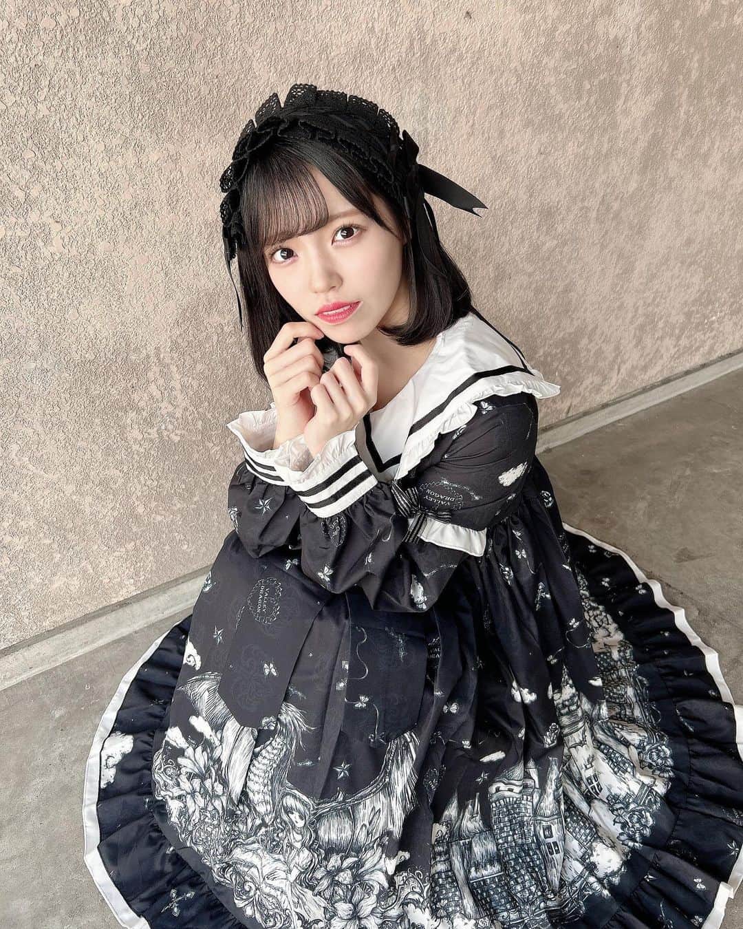 岩田陽菜のインスタグラム：「お話会で着たゴスロリさん~🥀♥ 7月15日にもこのゴスロリで お話会するんだけど、今受付中なので是非ハイライトから申し込んでね~♥♥  厨二心くすぐられるデザイン…！！」