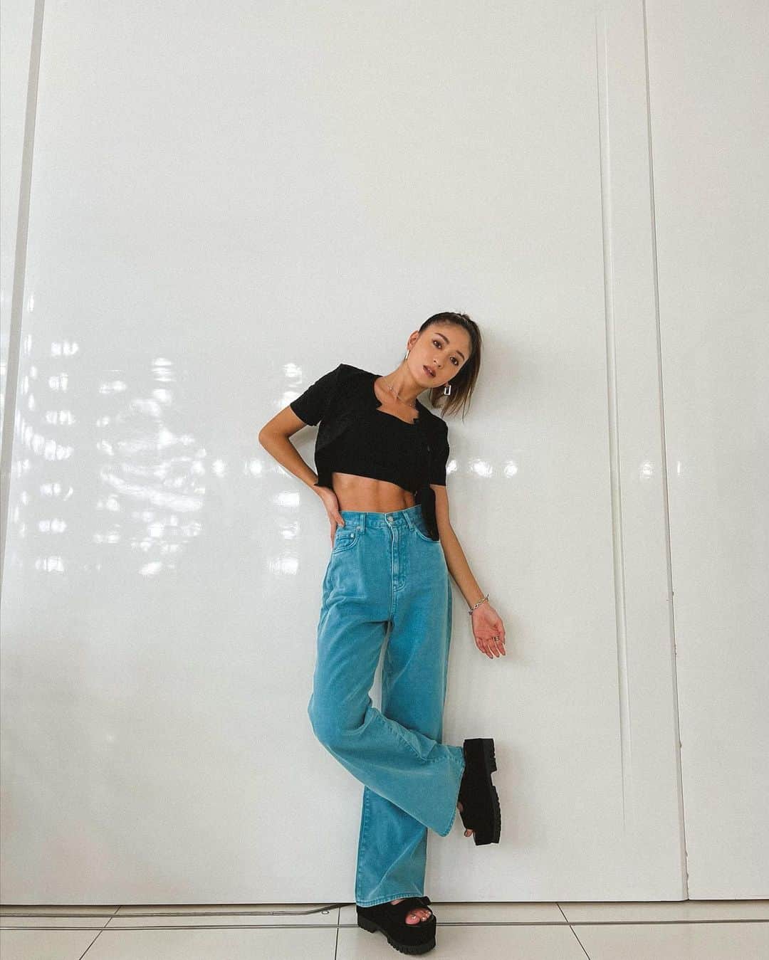 池田美優（みちょぱ）のインスタグラム：「． お腹みせつけるコーデ❤️‍🔥❤️‍🔥 青のパンツかわよい #emoda #mystyleemoda」