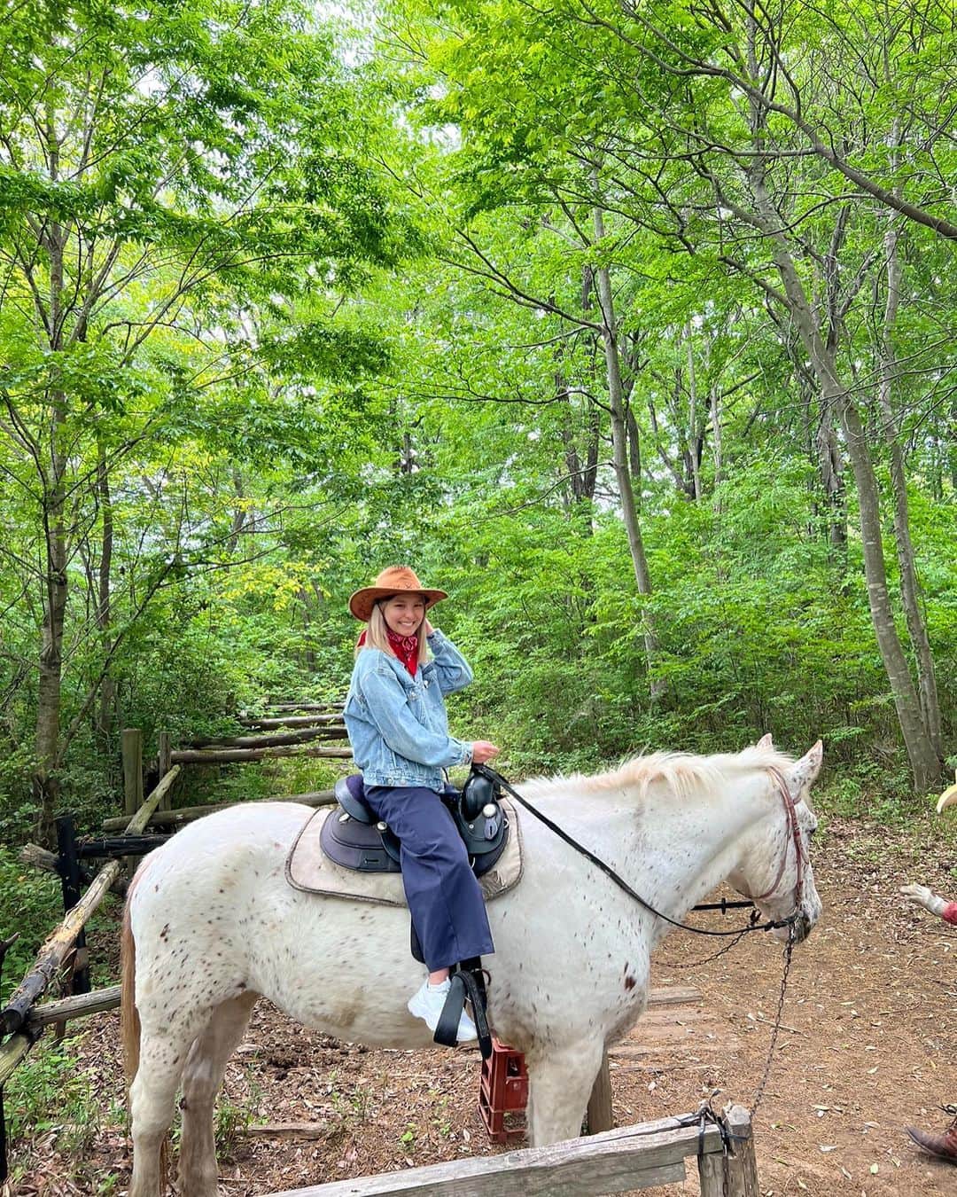 山口厚子さんのインスタグラム写真 - (山口厚子Instagram)「白馬に乗って大自然の中を散策したよ😊🌲  カウガールどうだったー？😋  #春バージョン完結 #大和ホースパーク  @yamatohorse」5月20日 19時41分 - atu_yaman