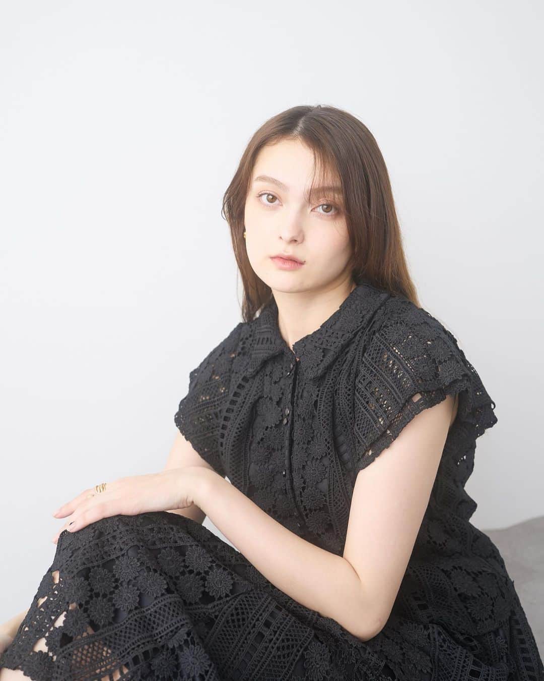 ドロシーズのインスタグラム：「.   ▽blouse フレアスリーブレースブラウス col:black size:free  ￥5,940 tax in  フレアスリーブが軽やかな印象のレースブラウス。 2連ずつ留まったボタンがポイント。 ぜひレースフレアスカートと合わせてコーディネートしてみてください！  ▽skirt レースフレアスカート col:black size:free  ￥5,940 tax in  ━━━━━━━━━━━━━━━ ZOZOにて発売中 TOPページURLからチェック✔︎ ━━━━━━━━━━━━━━━ @drwcys_official  #drwcys  #ドロシーズ #23ss  #フェミニン  #フェミニンコーデ  #レースブラウス #レーススカート #ワンピース  #onepiece  #ブラック  #zozotown  #ゾゾタウン」