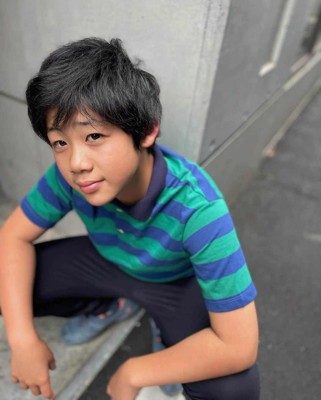 のインスタグラム：「☆ 𝕌ℕ𝕀ℚ𝕃𝕆 ☆  . 私の1番の推し❤︎  どんどん男になってくなー  コナンの逆で 見た目は大人、中身は子供だけど🤣  今日は初めて1人で電車に乗り渋谷に行ってお友達の家にお泊まり  楽しんでるかなー？  本人かなりのお気に入り @uniqlo_kids_baby のポロシャツ 色の配色が可愛いよね #ドライカノコボーダーポロシャツ   . .  #uniqlo2023ss #uniqlokids  #unialo_kids_baby#ユニクロキッズ#ユニクロ新作#ユニクロ購入品#ユニクロキッズコーデ #uniqlo新作 #小学生コーデ#小学生男子#息子コーデ#男の子ママ #kidsfashion #推し#推しのいる生活」