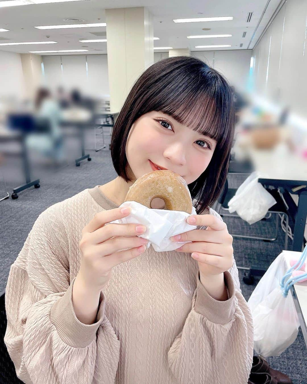 隅野和奏のインスタグラム：「ドーナツか私、選んでね！🍩😉 . . . . . #ドーナツからひょっこり  #ドーナツ #スタバ #03 #アイドル #nmb48」