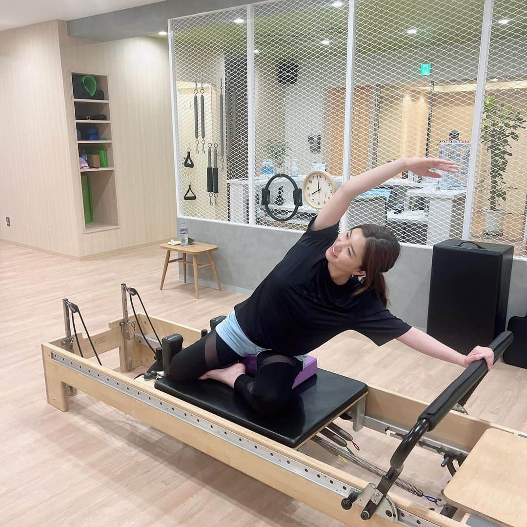 八軒あやねのインスタグラム：「ついに... ピラティスデビュー🧘‍♂️✨ @pilatesstudio_vitarise   ずっとやりたかったの😭💓  筋トレとストレッチ 効率よく一気にできる感じ♪  日々の ・オンライン仕事 ・スマホの作業 ・重い荷物と移動 で身体がガタガタのガチガチ👿  肩凝り&ストレートネックに悩まされている私🤔🥹  整骨院だけでは追いつかなかったところ、ピラティス1回目！ 終わる頃には最初より背中も伸びる様に😭✨  使っていなかった筋肉がしっかり動き、ストレッチもできたので次の日の筋肉痛がむしろ嬉しい😂🌸  これから通います🌈  #ピラティススタジオ大阪 #vitarise #ピラティスデビュー　#肩凝り改善 #ストレートネック　#ボディメンテナンス #関西モデル　#pr」