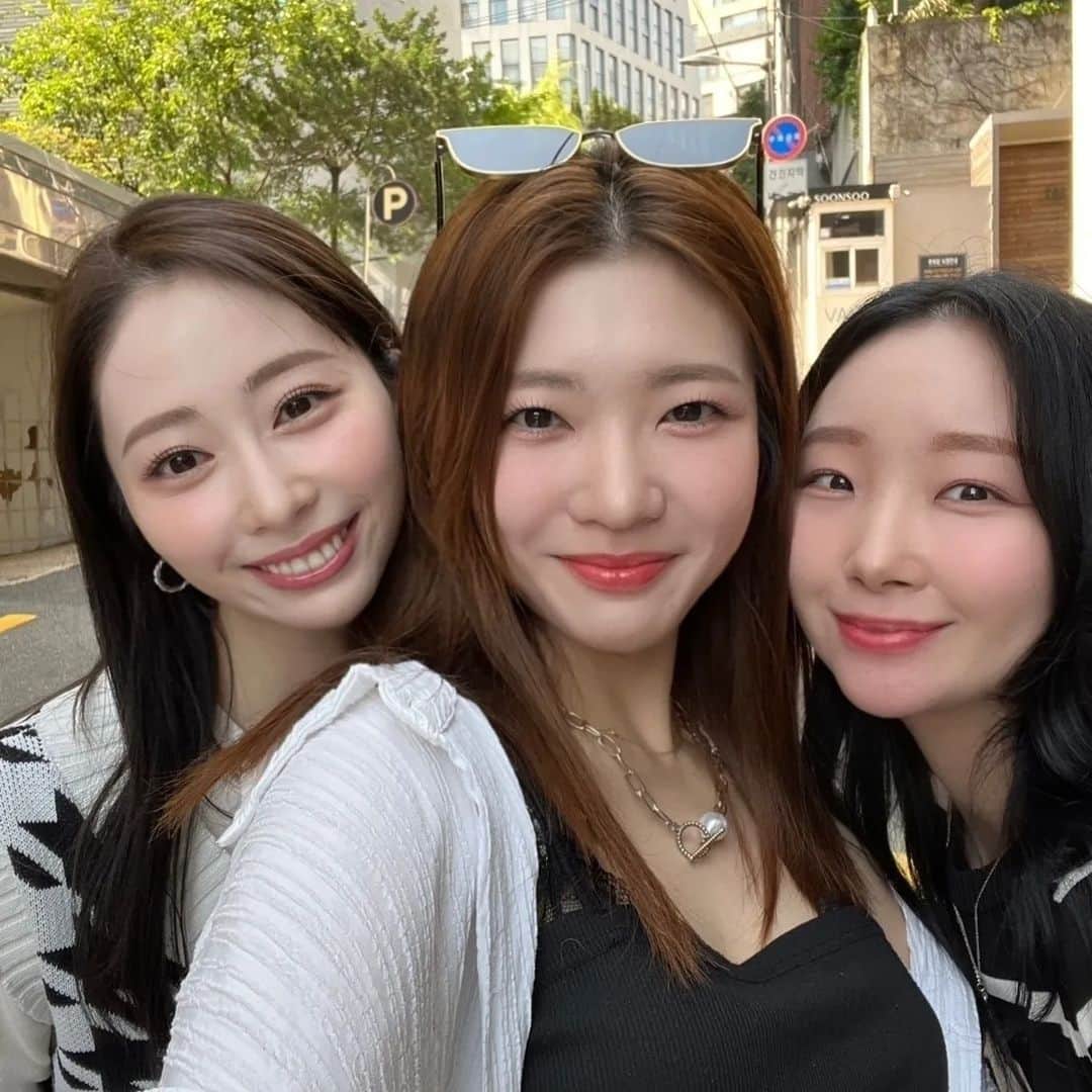 ひいな凜のインスタグラム：「📍Soonsoo 청담본점   2人のメイクアップ体験に くっついて行って 本格的なプロのメイクさんの 手さばきを目の前で見れて 幸せすぎた1日だった🕶✨️  2人はRedvelvetのメイクを 担当されてるアリョム先生に メイクして貰ってました🌹  最近は日本からも メイクアップ体験しに 沢山来られるみたいです🧖🏻‍♀️✨️  #韓国美容室#韓国旅行#韓国おすすめスポット#韓国おすすめ情報#韓国オススメ#韓国在住#韓国メイク#韓国化粧品#韓国メイクアップ#韓国メイクアップ体験#狎鴎亭#狎鴎亭ロデオ#新沙」