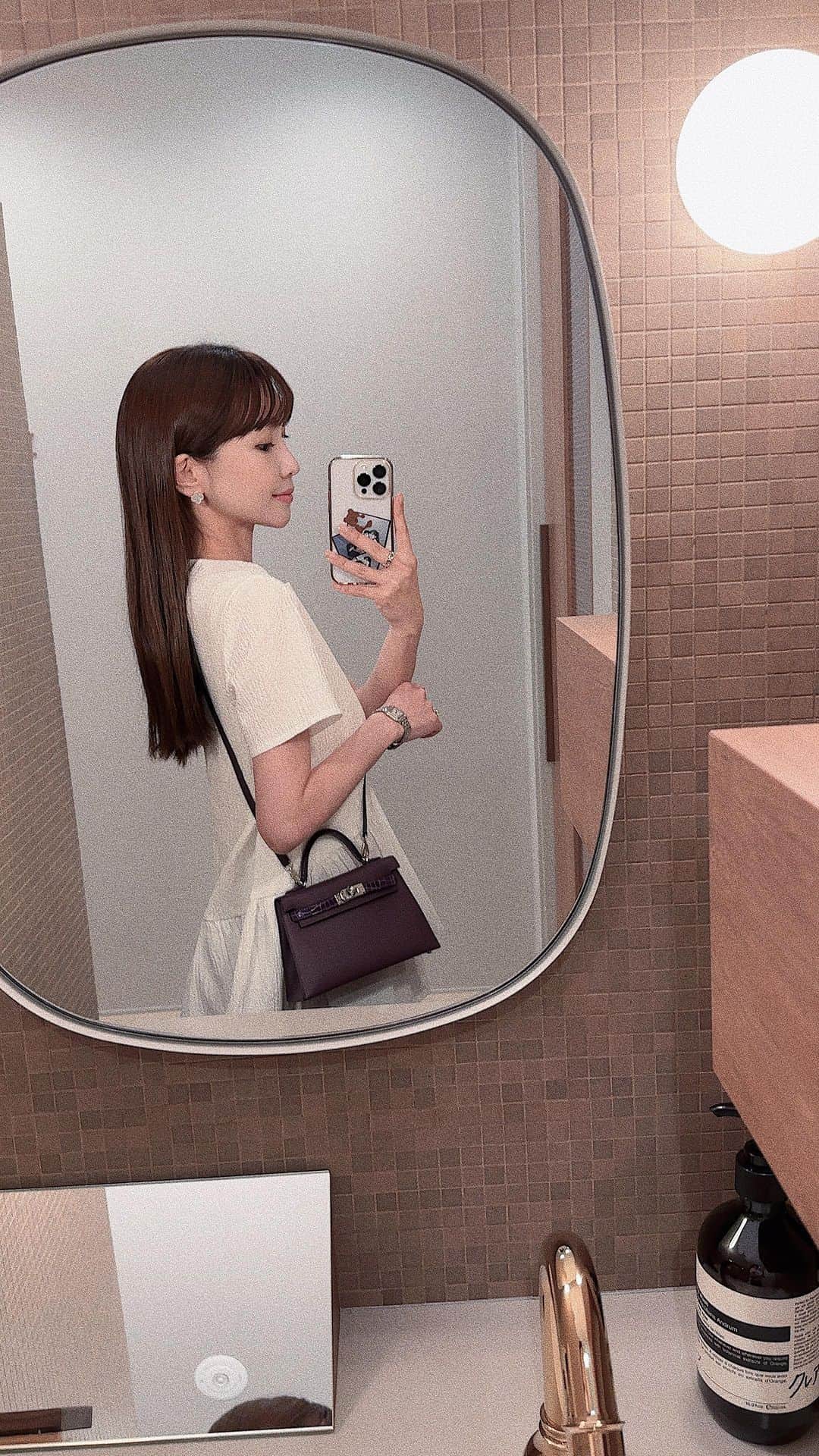 喜田彩子のインスタグラム：「⁡ ⁡ 先日、婦人科健診に行ってきました。 みんなちゃんと受けているかな？ ⁡ ⁡ 今回私は、お友達に紹介してもらった 医師、スタッフの方が全て女性の女性専用クリニックへ。  @creagetokyo_ld  ⁡ 子宮(Y) 大腸(0) 乳房(U) を対象とした検査で 女性の疾患率/死亡率が高い上記のがんに加えて子宮内膜症や子宮筋腫など 女性特有の疾患を総合的にチェックして貰える 「YOU健診」をお願いしました！ ⁡ ⁡ ⁡ 30歳から定期的に健診は受けていますが 今までで一番スムーズでほぼ待ち時間がなく 本当あっという間に終わったよ🌼 ⁡ 院内も、ここは美容クリニック？ってくらい オシャレで清潔感があり 医師の方もスタッフの方もとても丁寧で優しくて... 時間的にも気持ち的にもストレスフリーだと 次も気持ち良く行けて有難いなぁ。 ⁡ ⁡ 家族のため、大切な人のためにも 健診は定期的に受けないとね🕊🍃 心と身体の健康が一番の『美』だよ。 ⁡ ⁡ ⁡ #クレアージュ東京レディースドッククリニック #YOU健診#産人科検診 #レディースドック #健康診断 #日比谷 #有楽町」