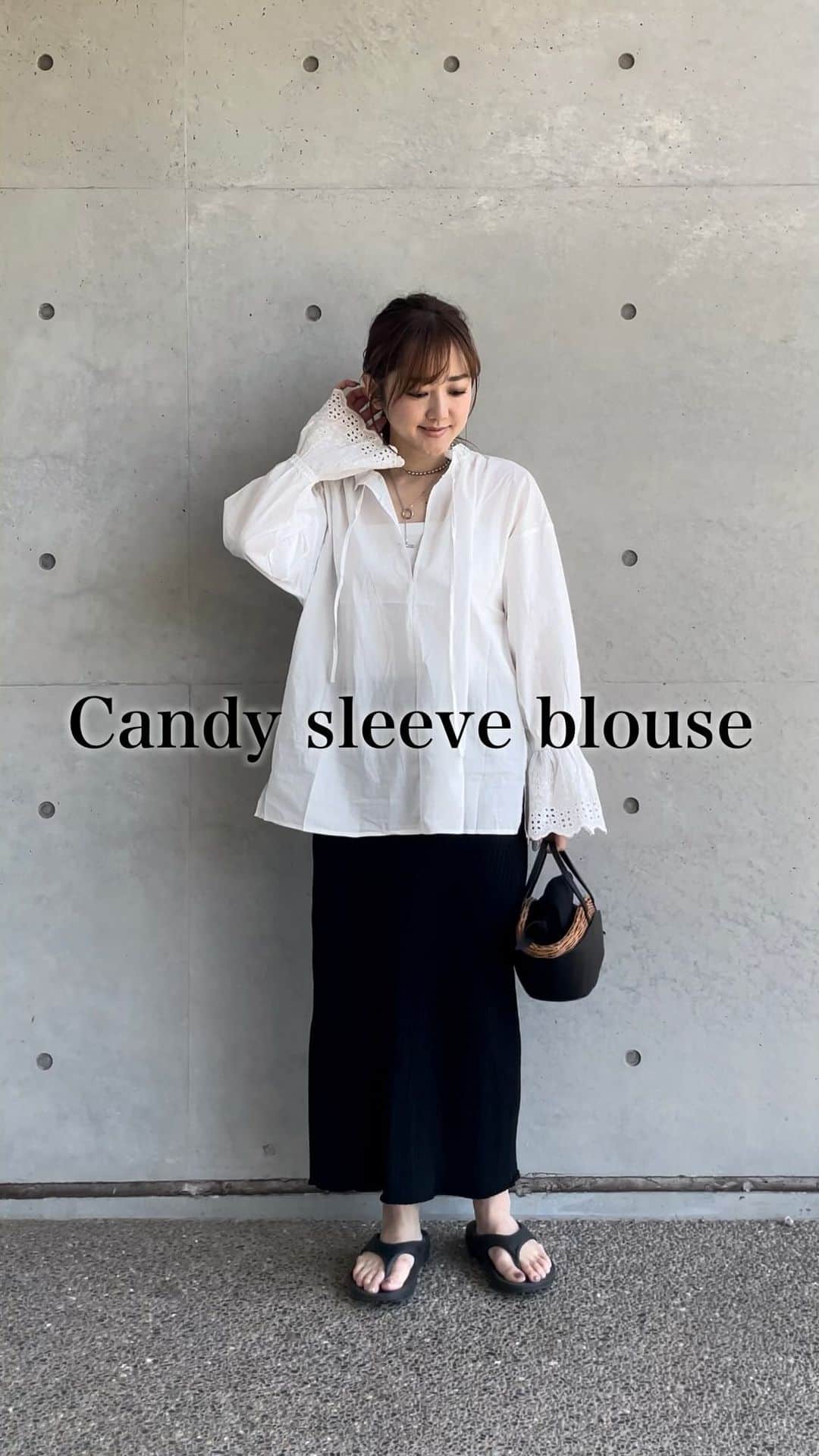 hanadako_gardenのインスタグラム：「爽やかなコットンのブラウス☺︎ この透け感も今の気分ですね！ 袖に刺繍が入ってるのもかわいい♡  それにしても相変わらずのモノトーン🫢 落ち着くw  blouse ▷ @bonjoursagan  skirt ▷ @uniqlo_jp  bag ▷ @bagmati_official  sandals ▷ @oofos.jp   #bonjoursagan#uniqlo#ユニクロ#bagmati#oofos#大人カジュアル#モノトーンコーデ#プチプラコーデ#ootd#30代コーデ#30代ファッション#骨格ナチュラル#ブルベ夏」