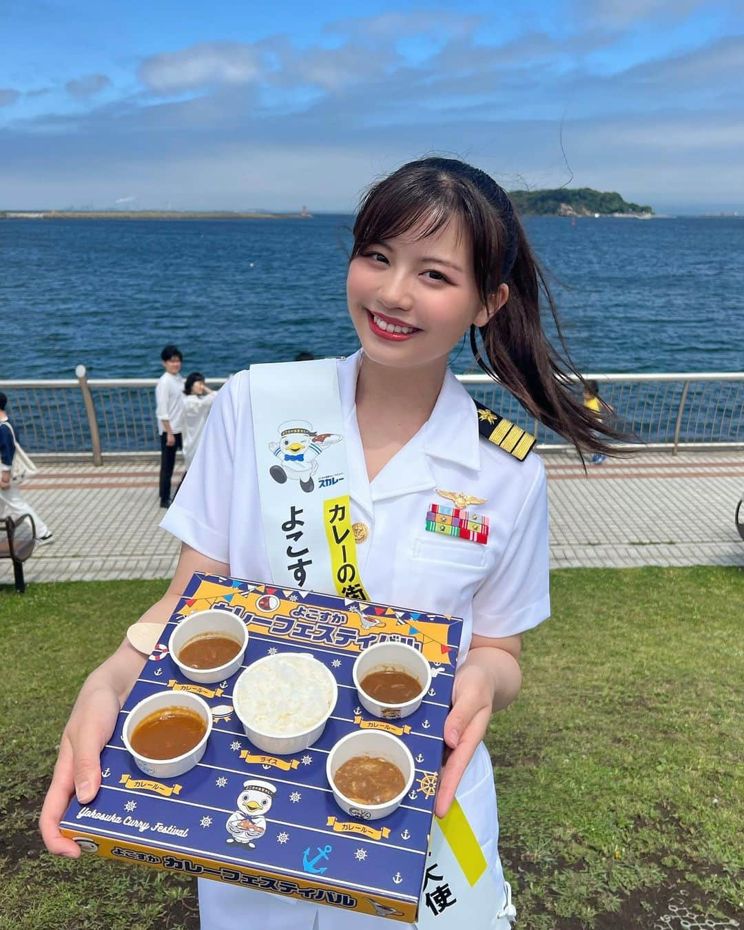 加藤愛梨さんのインスタグラム写真 - (加藤愛梨Instagram)「よこすかカレーフェスティバル2023🍛 「よこすか海軍カレー1日広報大使」  最高に賑わっている週末の横須賀🚢 たくさんの人、出店に囲まれ一日中とても楽しかったです🩵  遠くから会いに来てくださった方もたくさん、、、嬉しい🥺🫶  　  　  地域の方から、ご来場頂いた皆さんとも 嬉しいご縁がたくさんありました！  お写真には、 小泉進次郎さん✨ CoCo壱番屋の公認キャラクター マスクドココイチさん🍛 ありがとうございました♡  　  　  　  フェスは明日も行われいるので、 全国のカレーが集まる横須賀にぜひ行ってらっしゃいᕷ·͜· ︎︎  📍三笠公園 🚃横須賀中央駅 徒歩15分  　  　  　   #よこすかカレーフェスティバル  #カレーフェス  #カレーフェスティバル  #横須賀  #横須賀グルメ  #横須賀観光  #観光大使」5月20日 19時56分 - l_ovepear