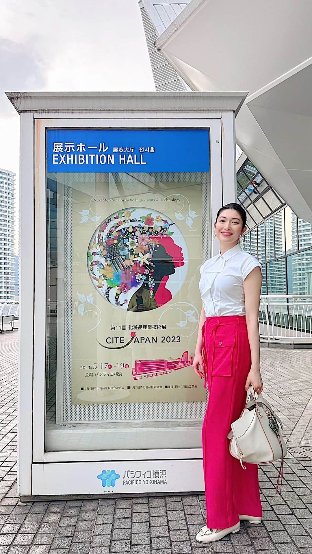 櫻井麻美のインスタグラム：「CITE JAPAN 2023 第11回化粧品産業技術展 に行ってきました。  素晴らしい特許技術に出会いました‼︎  私が開発したタキシフォリンのサプリメント "Taxifolina"を飲んでくださっているお客様から 「シミや肝斑が薄くなった！」 というお声をたくさんいただくので、 タキシフォリンをダイレクトにお肌に塗布できる 化粧品をいつか作りたいと思っています✨  #citejapan2023  #化粧品産業技術展  #展示会 #化粧品 #化粧品開発 #taxifolin #タキシフォリン #タキシフォリン #医学博士 #櫻井麻美  #美容 #美容家 #アラフォー美容」