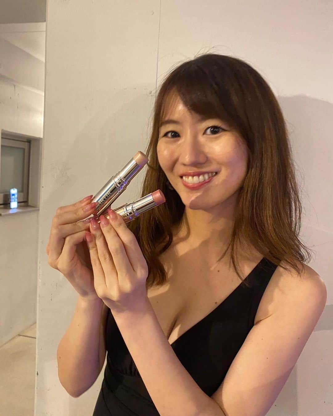 にゃんさんゴルフさんのインスタグラム写真 - (にゃんさんゴルフInstagram)「久々に８ホテルー！！ ツヤのある輝きのお肌にしてくれる✨ 立体感がすごい☺️血色感が上がる❤️  全部で4色あるんだけど ROSYBEAM SHIMMERをためしてみた🐈  #ツヤ肌#マイグロウハイライター#水光肌 #メルティングバーム#ツヤ #ツヤバーム #ティルティル#サウナ#サ活 #TIRTIR#sponsored#myglow #8hotel#chigasaki」5月20日 19時49分 - miiiii0228