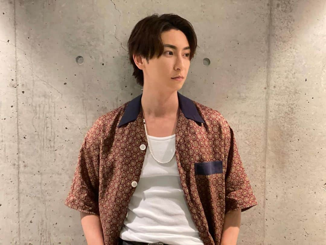 與真司郎のインスタグラム：「みなさん、こんばんは😃 カトシバです👍  福岡公演にお越しいただいたみなさま、 ありがとうございましたー✨  次は、熊本公演です👍 会場でお待ちしております👏  #與真司郎 #SHINJIROATAE #カトシバメセン #TS2023 #今日もお肌がトゥヤトゥヤでした #AIかと思った」