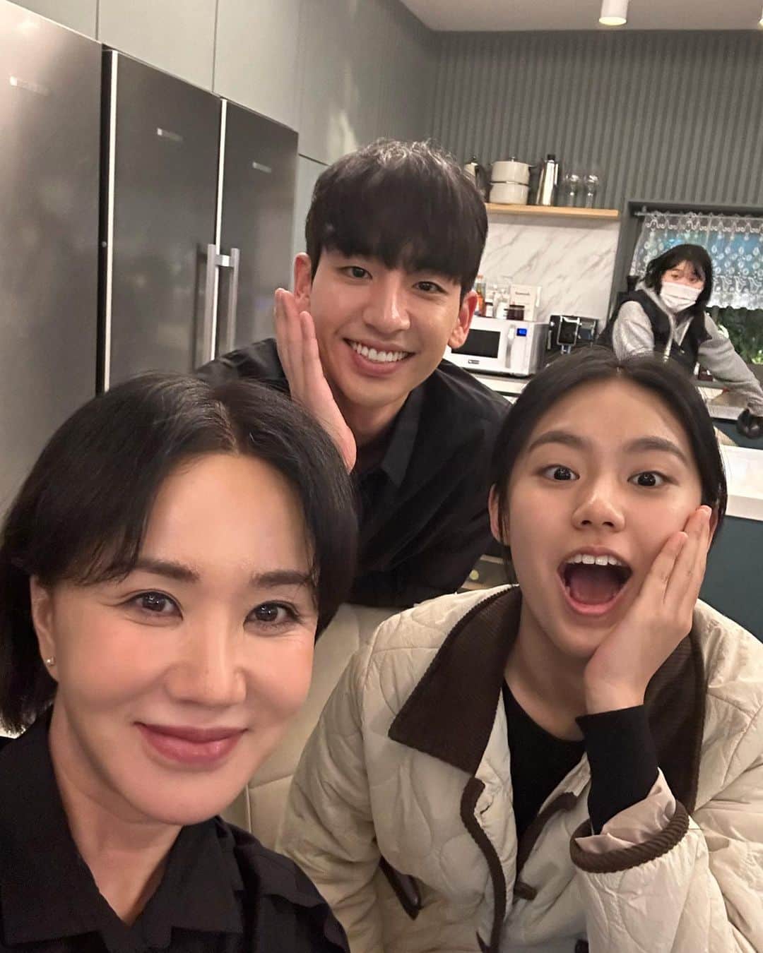 ソン・ジホのインスタグラム：「세상 가장 아름다운 엄마와 동생💛 오늘두 #닥터차정숙 입니다!! @jtbcdrama」