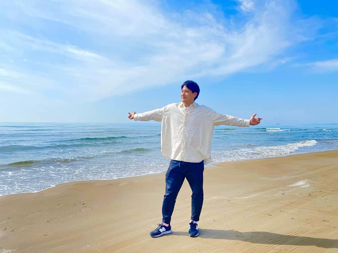 山本紘之のインスタグラム：「. 先月、行ってきました。  #千里浜なぎさドライブウェイ  #石川県立図書館 #ジェラート #ソフトクリーム」
