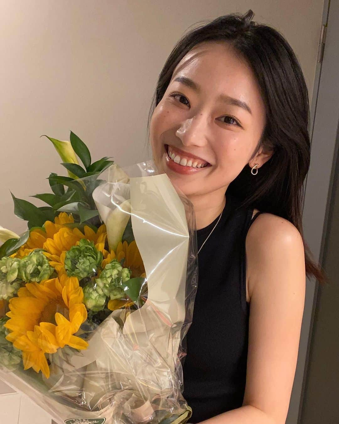 菜香のインスタグラム：「一昨日32歳になりました🥰 大人です🤍✌️ 今のところ30代が人生で1番楽しいいい🥰 健康で平和な1年にします🕊」