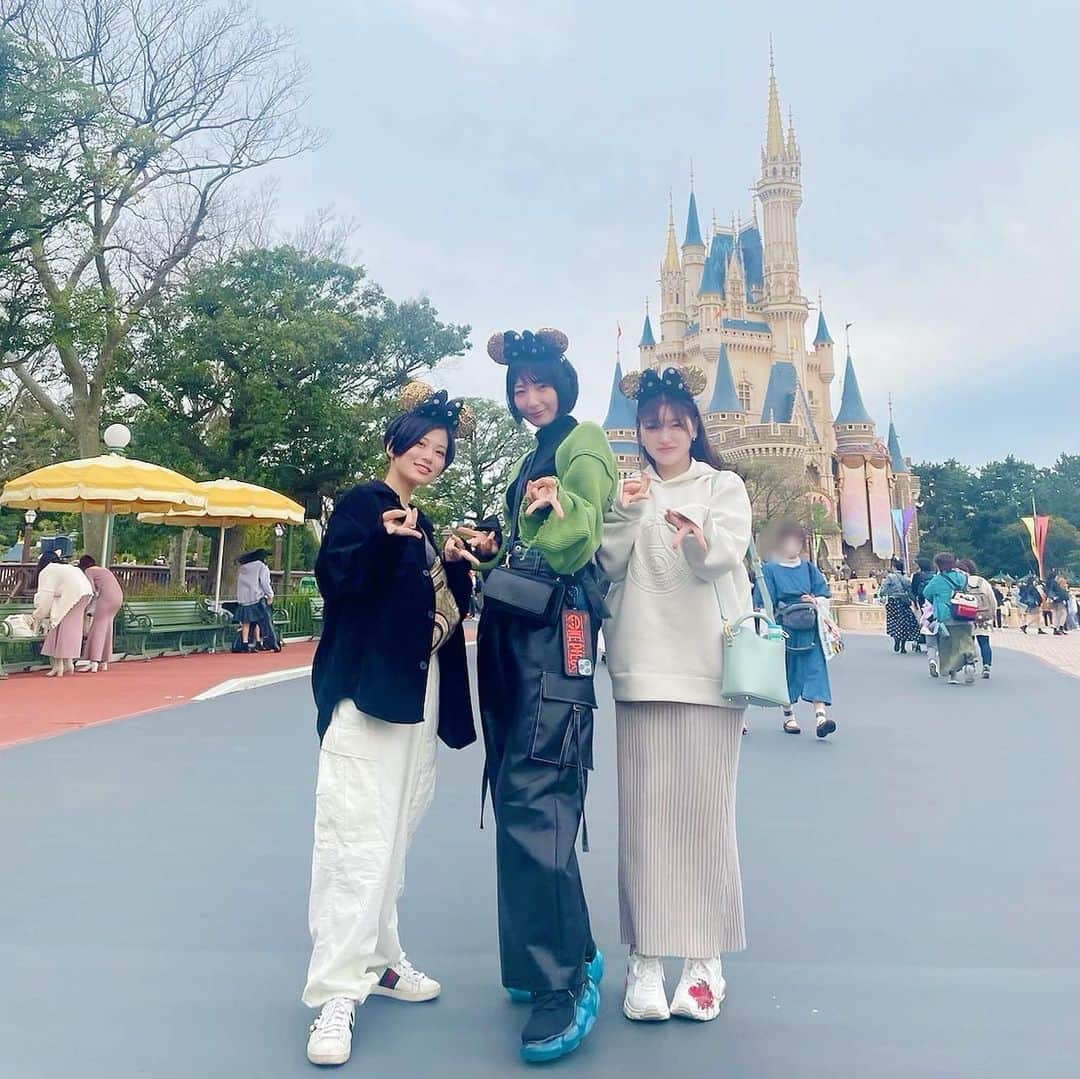 大塚びるのインスタグラム：「ファッション好きなら勿体無いから色々投稿した方がいいよ！ というお告げでインスタにもファッションあげていきたいけど、びっくりするぐらい写真がないので  3月末に誕生日祝いで、ディズニー行った写真でも置いておこう🎡 RaMuさんとゆうちゃんがサプライズで連れて行ってくれたのです🥹🩷幸 RaMuさんがレンタカー借りて運転してくれました🚗💨  おそろっちの耳買ったんだよ〜🐭 昔はこんなん恥ずかったけど、慣れたら楽しいもんだ(*´◒`*)🩷謎にギャルピース縛りがあったのでギャルピース多め🫠 3人で行くことは滅多にないから、シングルライダーもやったりして楽しい一日だったゆ🥹💕✨ 優しい友人に恵まれてはっぴーです感謝  思い出をちまちま載せていこう🫨  #ディズニー #ディズニーコーデ #disneyland #date #誕生日サプライズ #フォロー #follow #memories #モード系 #fashion #japanesegirl」