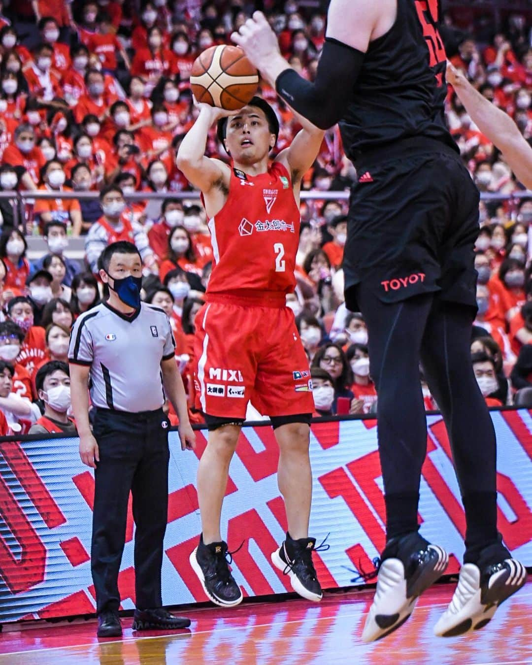 千葉ジェッツさんのインスタグラム写真 - (千葉ジェッツInstagram)「試合風景|ω･)📸  B.LEAGUE2022-23 SF  vs.A東京  千葉J 89-66 A東京  #RoadToTheTripleCrown #いくぜてっぺん #日本生命Bリーグチャンピオンシップ #セミファイナル #まずは一勝 #勝って兜の緒を締めよ #明日もハイエナジーに✊ #chibajets #Bリーグ #千葉ジェッツ #バスケ #basketball #portrait  #photograph #ジェッツ写真部 #レンズ越しの世界 #応炎🔥 #ありがとうございました📣」5月20日 19時58分 - chibajets_official