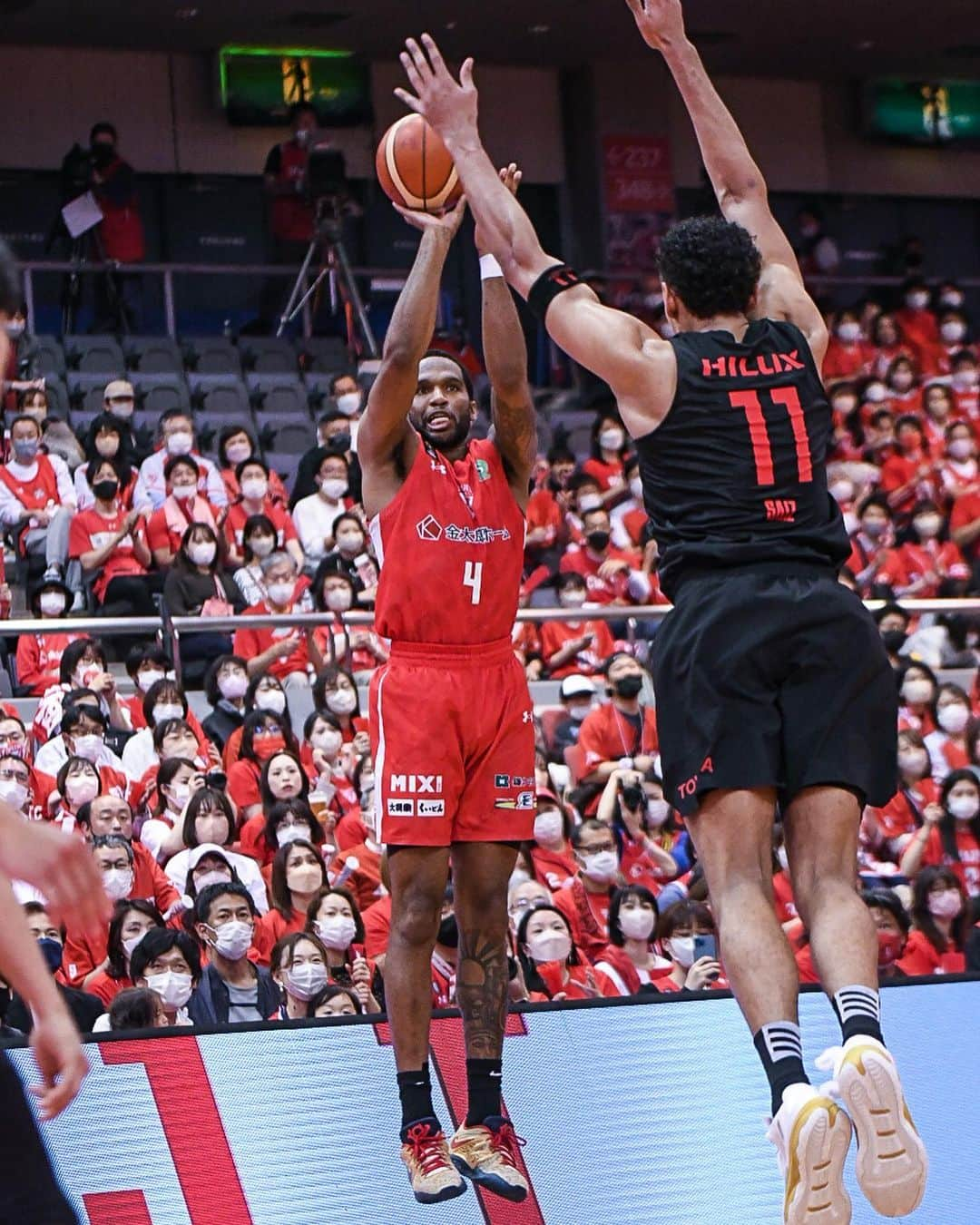 千葉ジェッツさんのインスタグラム写真 - (千葉ジェッツInstagram)「試合風景|ω･)📸  B.LEAGUE2022-23 SF  vs.A東京  千葉J 89-66 A東京  #RoadToTheTripleCrown #いくぜてっぺん #日本生命Bリーグチャンピオンシップ #セミファイナル #まずは一勝 #勝って兜の緒を締めよ #明日もハイエナジーに✊ #chibajets #Bリーグ #千葉ジェッツ #バスケ #basketball #portrait  #photograph #ジェッツ写真部 #レンズ越しの世界 #応炎🔥 #ありがとうございました📣」5月20日 19時58分 - chibajets_official