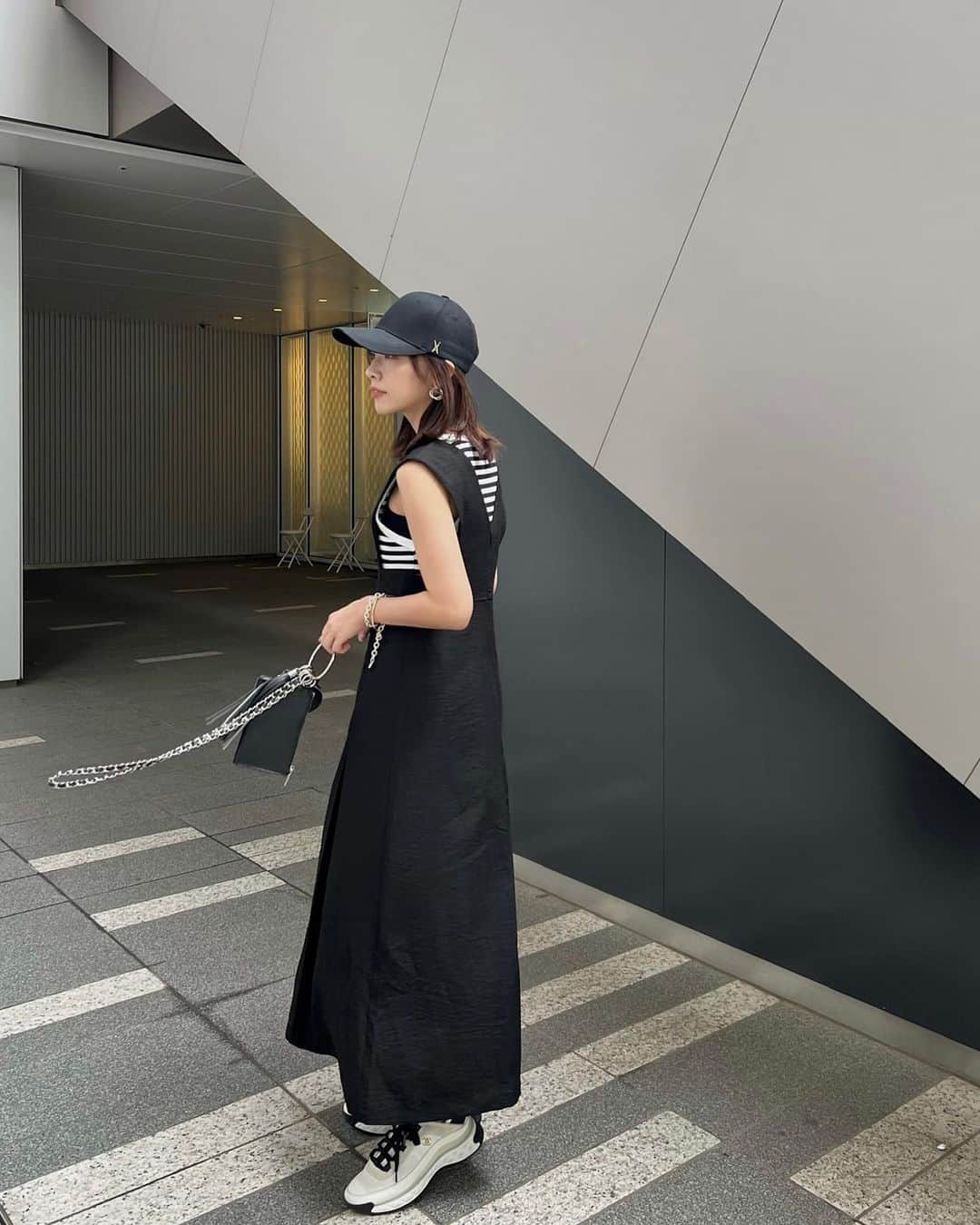 石黒美帆のインスタグラム：「⁡ ⁡ ランチしてスタバ行って‥な休日🪴 ⁡ サイドのカットが可愛いジャンスカ サラッとした素材が涼しげです🫶🏻 ⁡ op @nostalgia_jp  @nostalgia_zozotown  ✔︎zozoで1,000円オフクーポンででます  tops @hm  bag @mirem_official  shoes @chanelofficial  cap @varzar.official  ⁡ ⁡ #nostalgiajp #ノスタルジア#noszozo #handm#varzar#mirem ⁡」