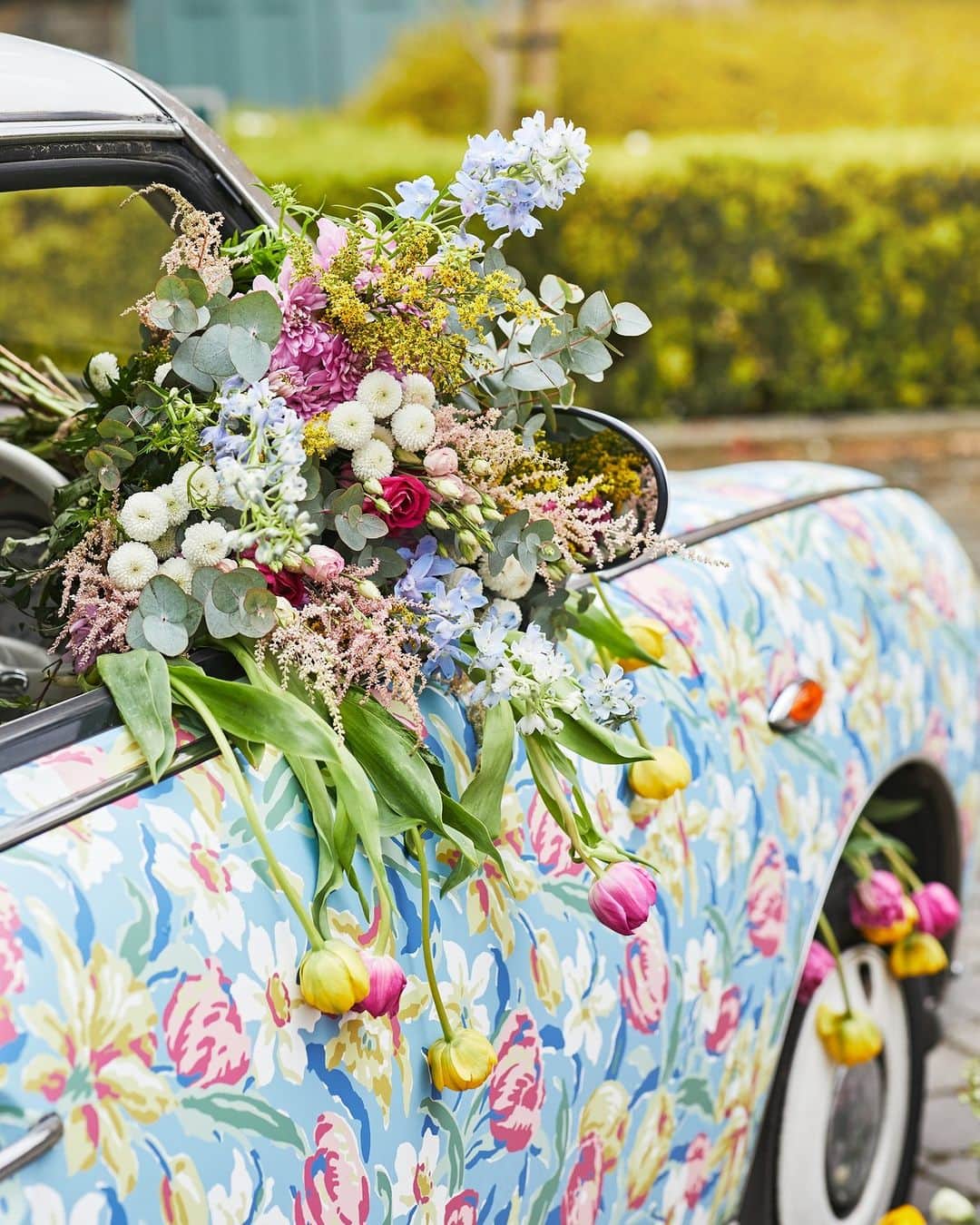 ローラアシュレイのインスタグラム：「Who's excited for the Chelsea Flower Show? 💐  A little background on this exciting event for those of you who are interested in visiting.  The RHS Chelsea Flower Show, formally known as the Great Spring Show, is a garden show held by the Royal Horticultural Society on the grounds of the Royal Hospital Chelsea in London. Held since 1912, the show is attended by members of the British Royal Family.  Do you have your tickets already? Come and visit our stand from the 22-27th of May and immerse yourself in the Laura Ashley experience.」